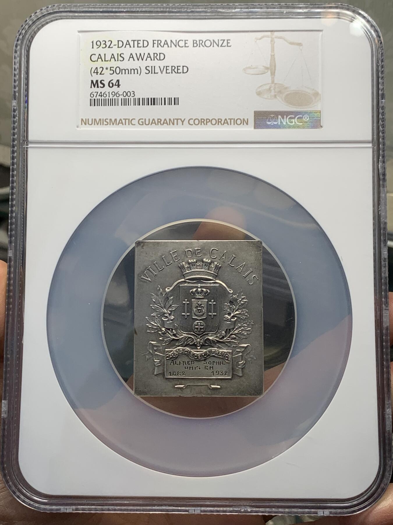 《竞宝斋》第352场 周日，周一 2场连拍 （全场包邮） NGC MS64 高分 首见品 铜镀银，1932 法国加莱爱情与婚姻大奖章，1805年拿破仑为了进攻英国驻扎在此。正面图案是城市徽章，背后建筑为加莱市政厅。重47.15g 、直径：42*50mm