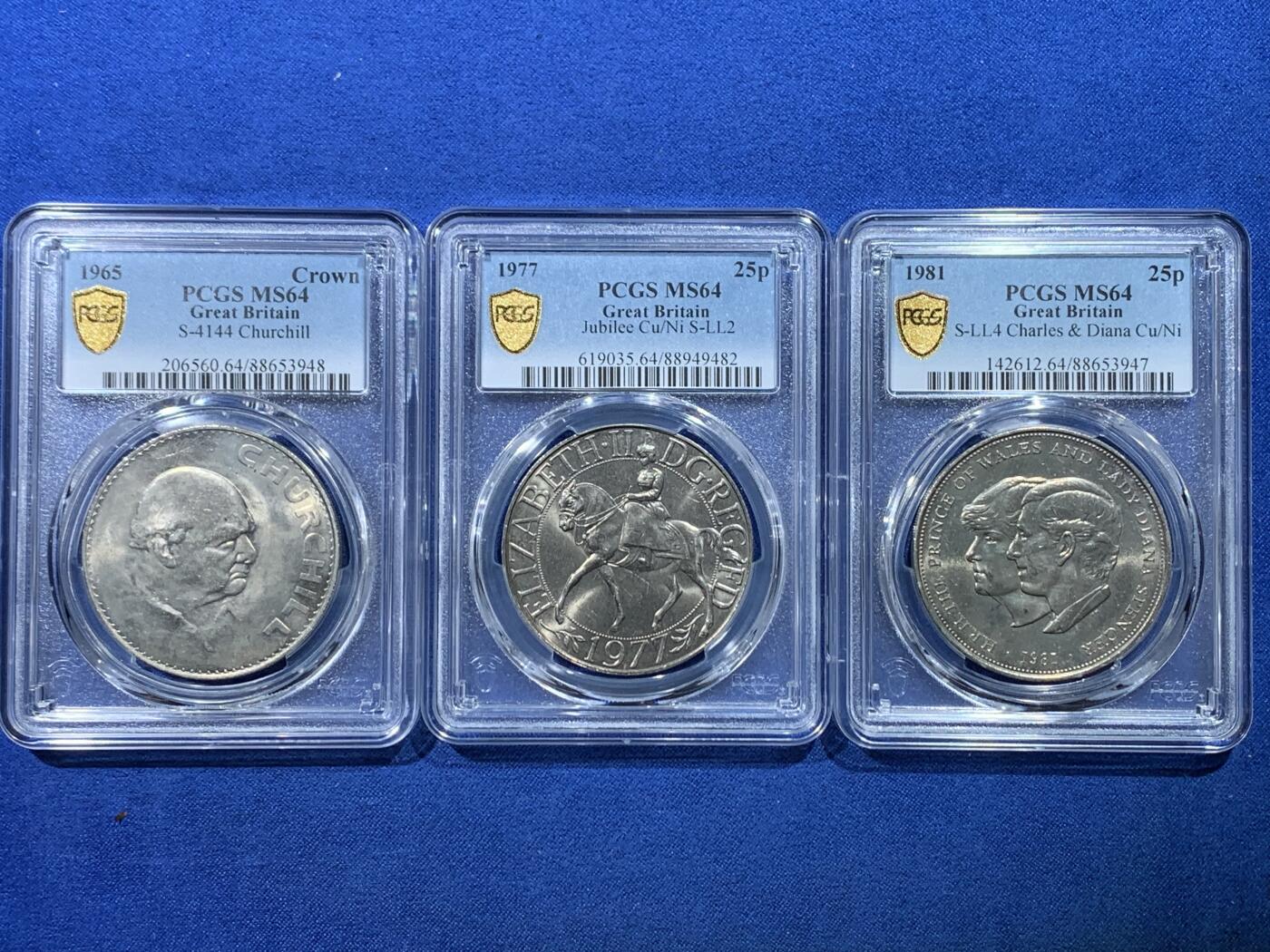 《竞宝斋》第352场 周日，周一 2场连拍 （全场包邮） 3枚一组 PCGS MS64 英国1965年1克朗+1977/1981年25便士纪念币