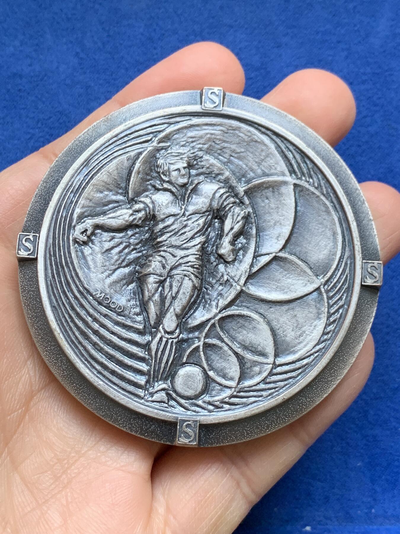 《竞宝斋》第352场 周日，周一 2场连拍 （全场包邮） 足球运动纪念章 67.5mm 133.9克