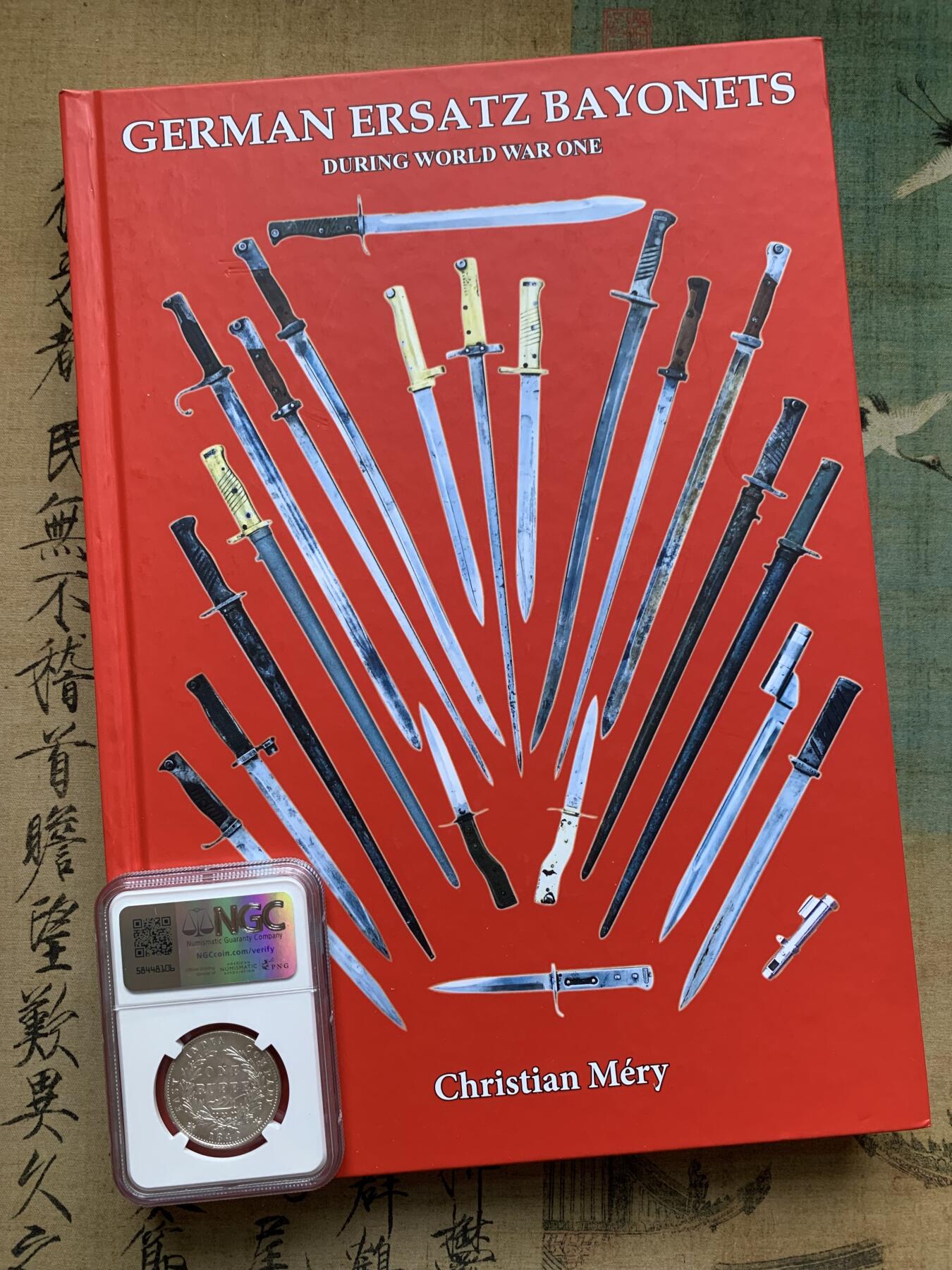《竞宝斋》第352场 周日，周一 2场连拍 （全场包邮） 一战和二战德国军刀图录，硬壳精装本，非常完整的德国军刀收藏手册，国内首见的资料，绝版资料（红色）