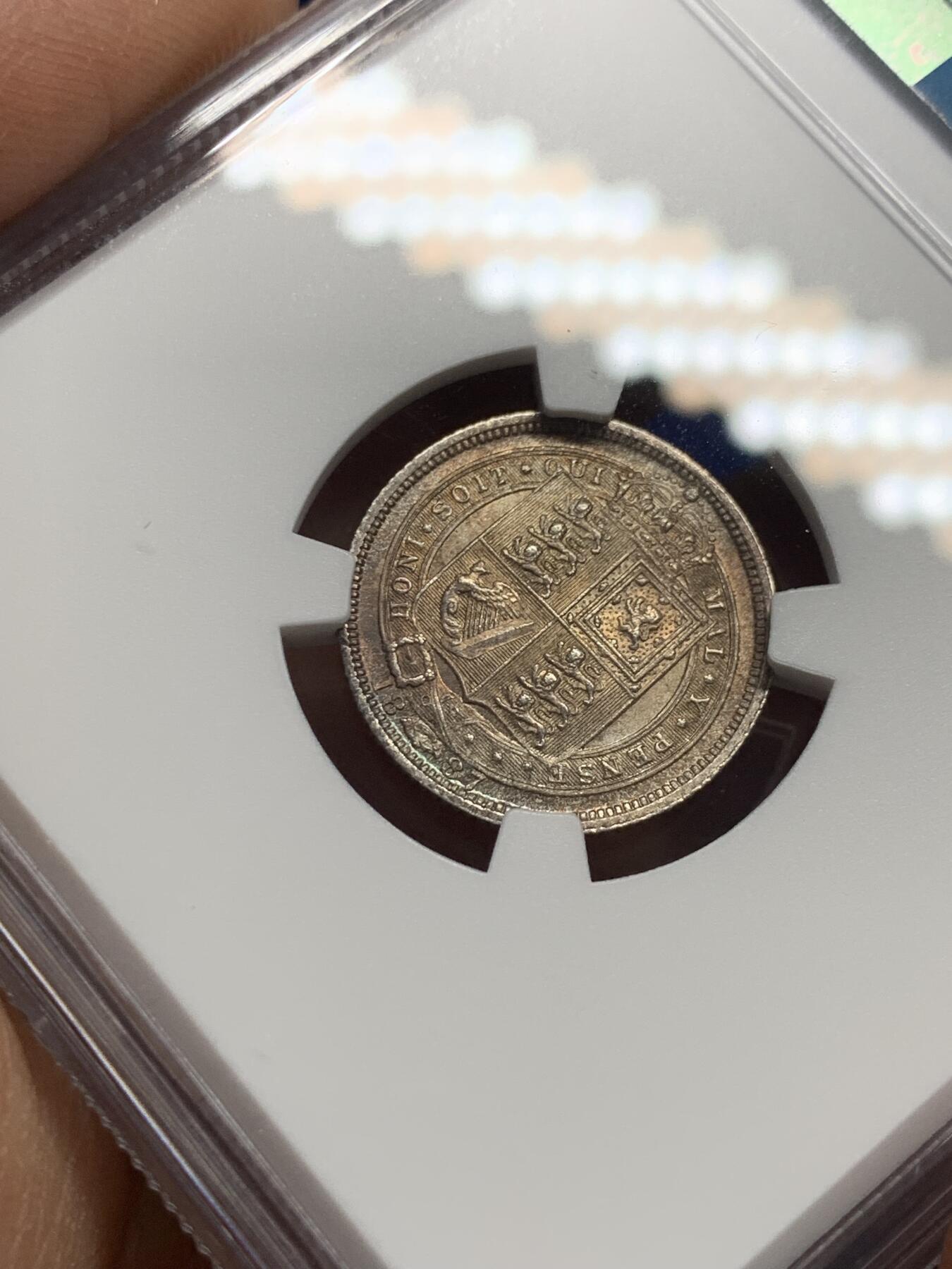 《竞宝斋》第352场 周日，周一 2场连拍 （全场包邮） NGC MS63 英国1887年维多利亚高冠盾徽版6便士 酱彩包浆 很难得