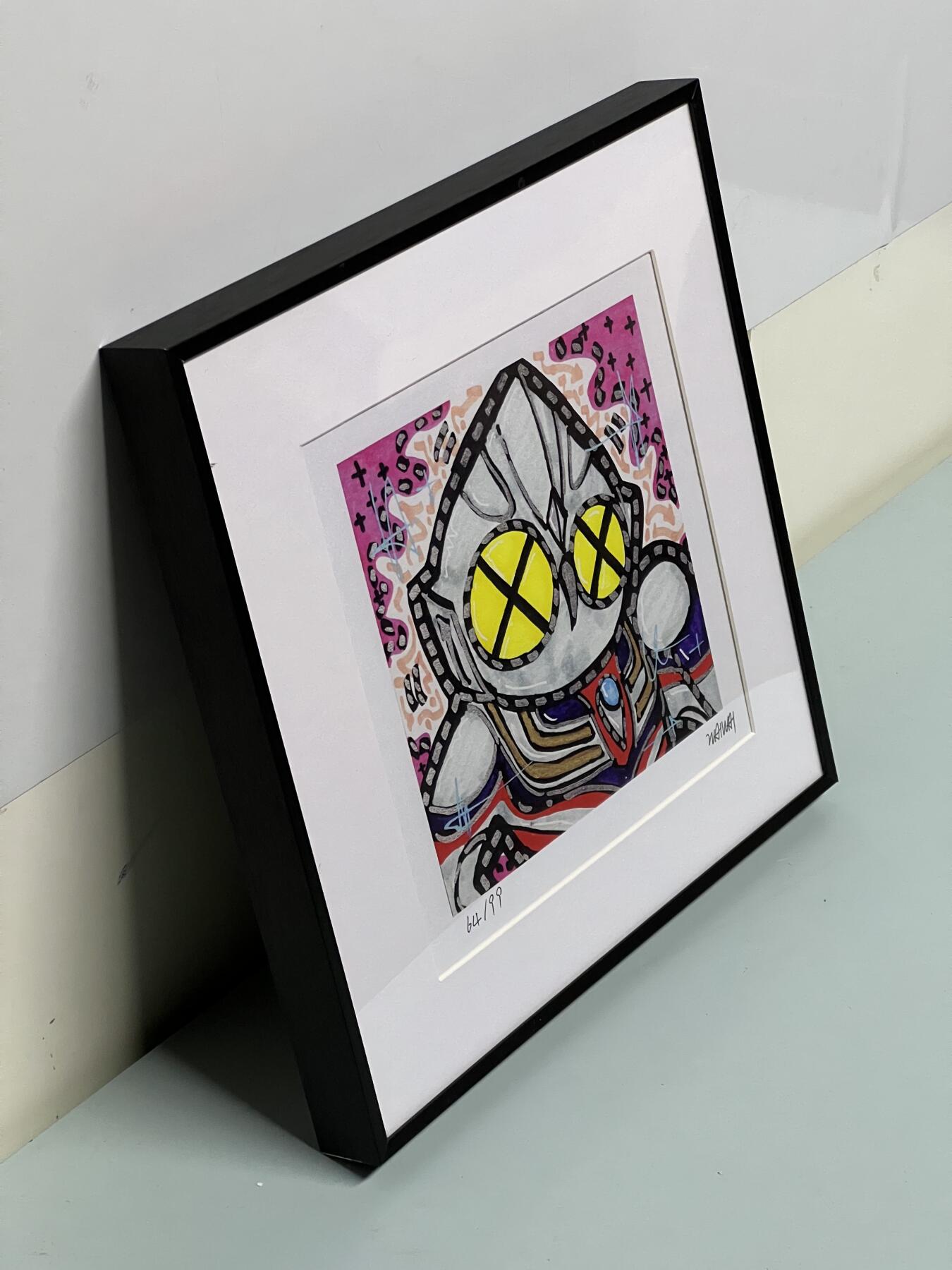 零元拍：歪歪亲笔签名 OWSON 系列作品装饰画《奥特曼》，已做装裱 合金相框尺寸25/25CM。因展品出展，镜框或亚克力可能有轻微划痕，介意勿拍