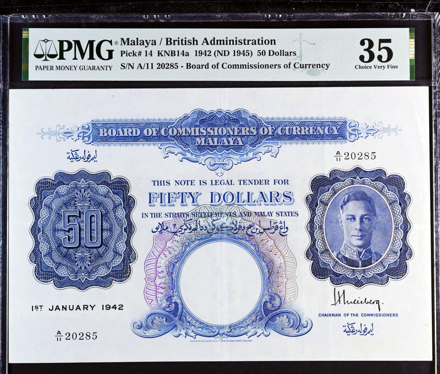 【Blue Auction】✨世界纸币精拍第618期【精】  【无47 无背标 罕见白净票面】英属马来亚 1942年50元 超大票幅 英王乔六人像雕刻精美 雄狮水印 英国于二战后重夺对马来亚的统治后发行 钞票的所有颜色依然深峻鲜明 其纸质出色地展示了原装的压花 常见的都带背标和大片黄斑铁锈 这张状态如此出色实属罕见 市面上日益少见 拿在手上分量感十足 PMG35