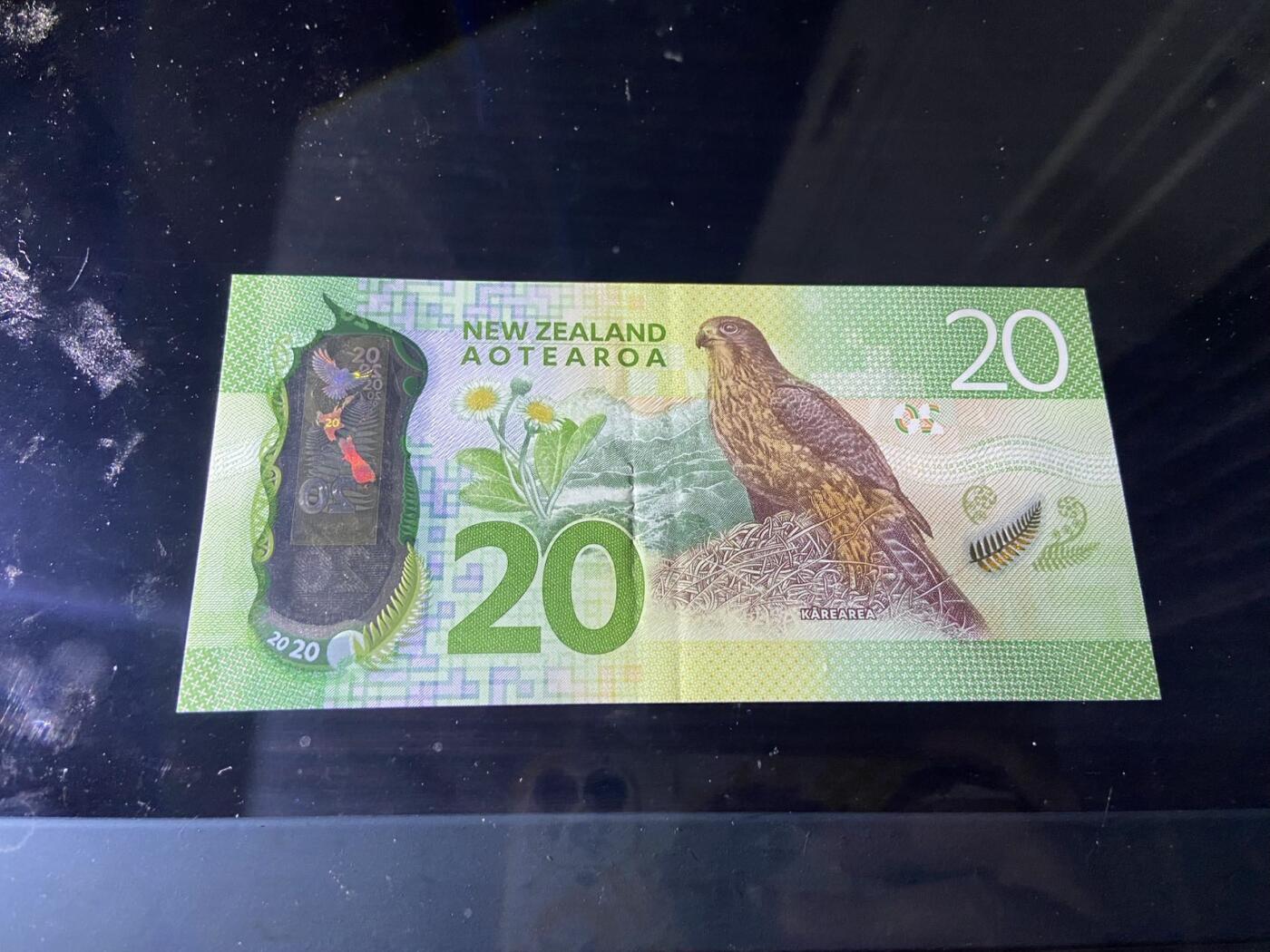 【炜奕收藏】，第二十五期，年后第一期 新西兰20元，有压痕，AU品相