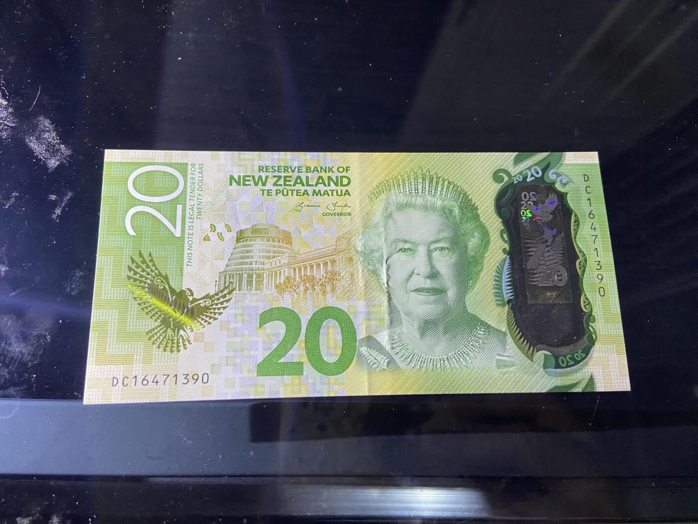 【炜奕收藏】，第二十五期，年后第一期 新西兰20元，有压痕，AU品相