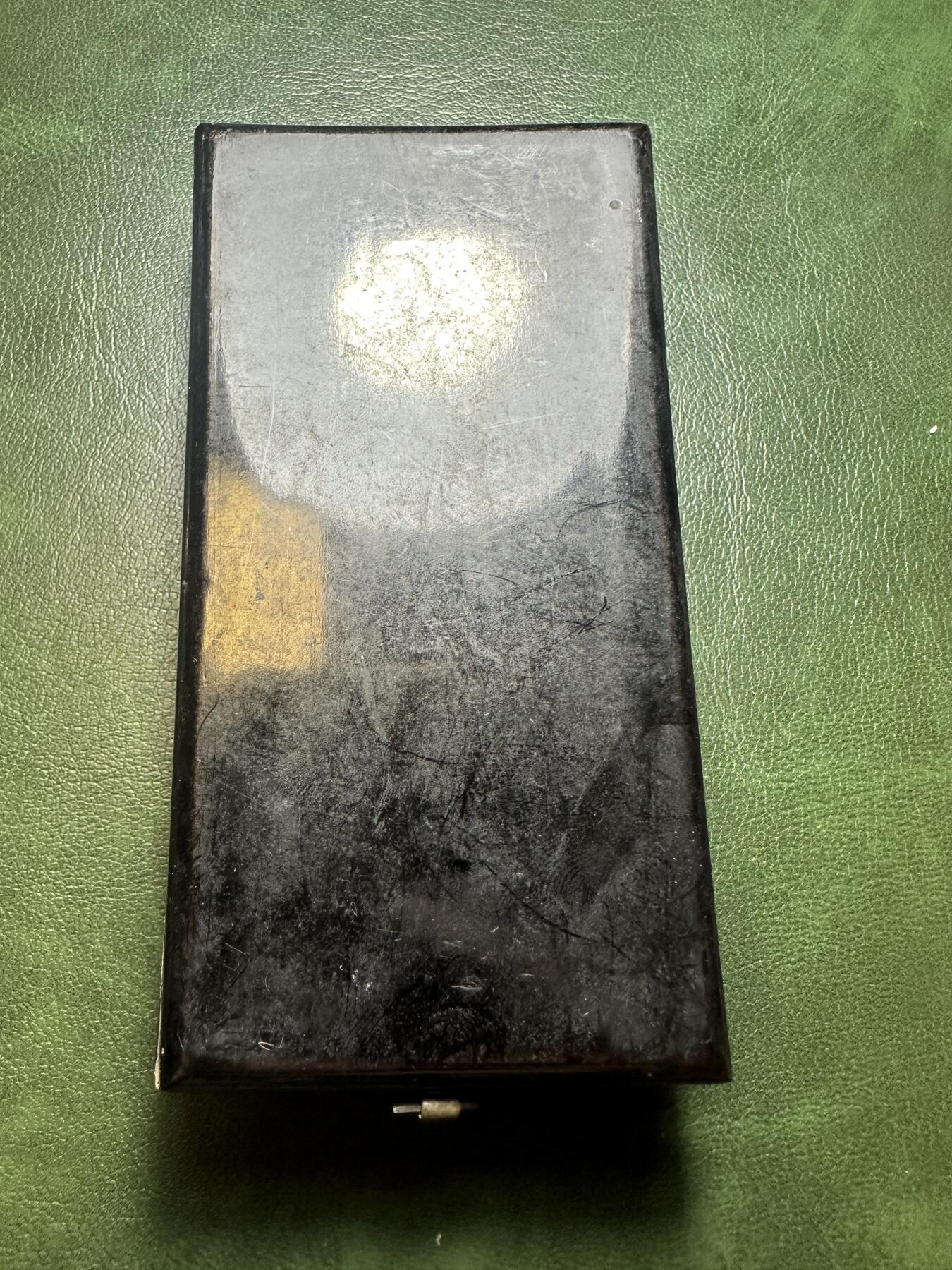 世界钱币，章，大清铜币，光绪元宝，乾隆通宝，邮折，明信片 甲午海战章 极美品！盒子完好！库存品相！1894年，朝鲜东学党起义，中日双方进军朝鲜为争夺朝鲜控制权而爆发。最终结局：北洋水师全军覆没，双方签订不平等条约《马关条约》。（据说该章的一部分由北洋水师战败军舰的舰炮铜材制作）