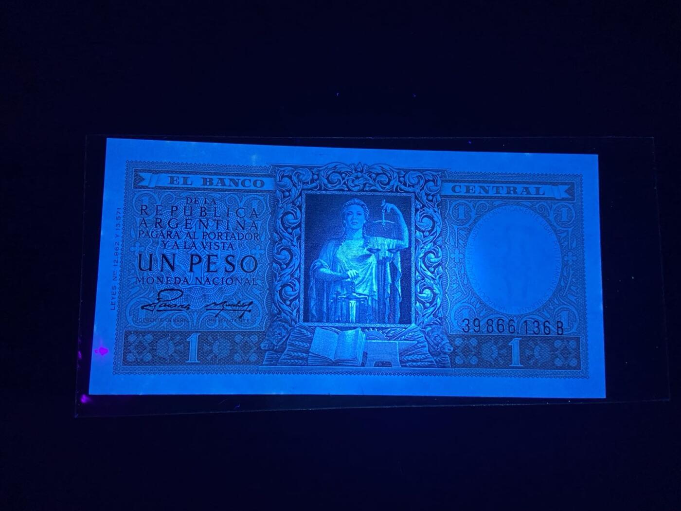 【炜奕收藏】，第二十五期，年后第一期 【无47】1952年阿根廷经济独立宣言1比索纪念钞，UNC品相，号码无47
