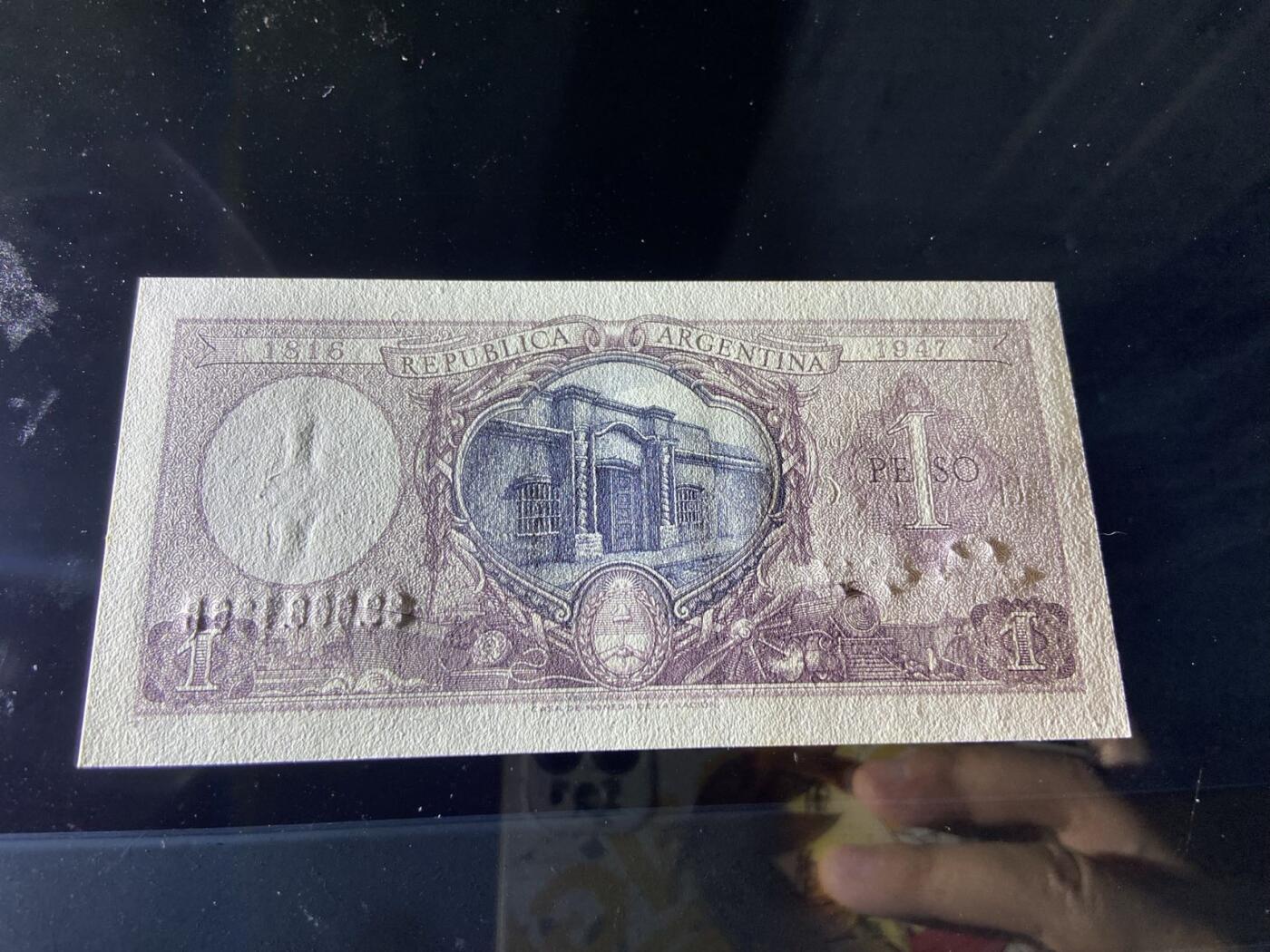 【炜奕收藏】，第二十五期，年后第一期 【无47】1952年阿根廷经济独立宣言1比索纪念钞，UNC品相，号码无47