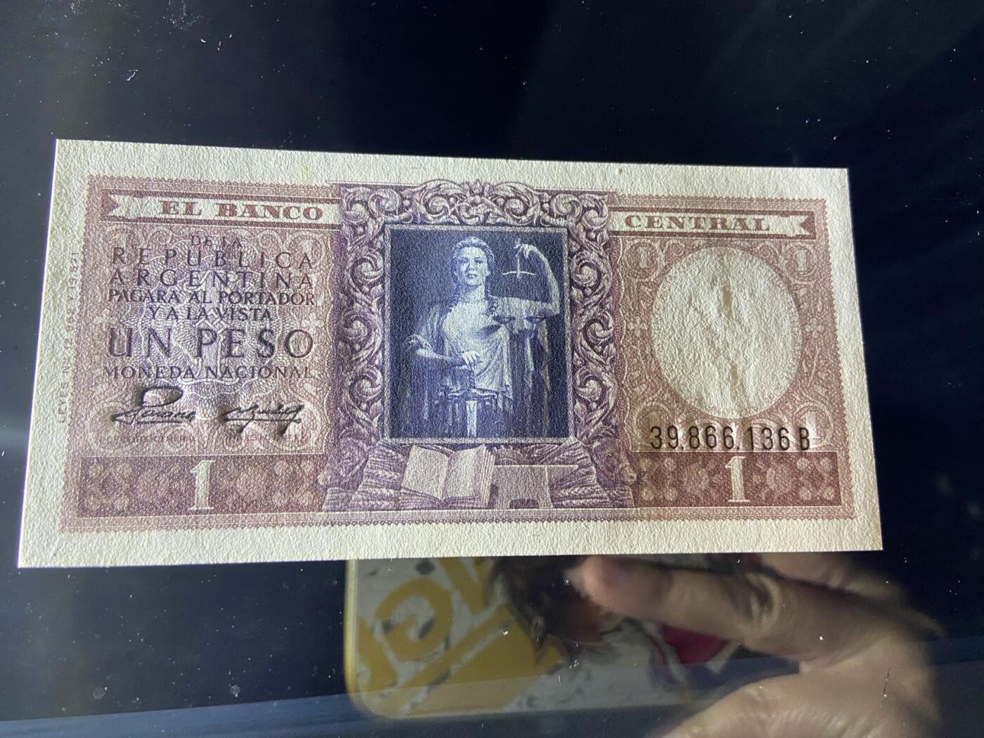 【炜奕收藏】，第二十五期，年后第一期 【无47】1952年阿根廷经济独立宣言1比索纪念钞，UNC品相，号码无47