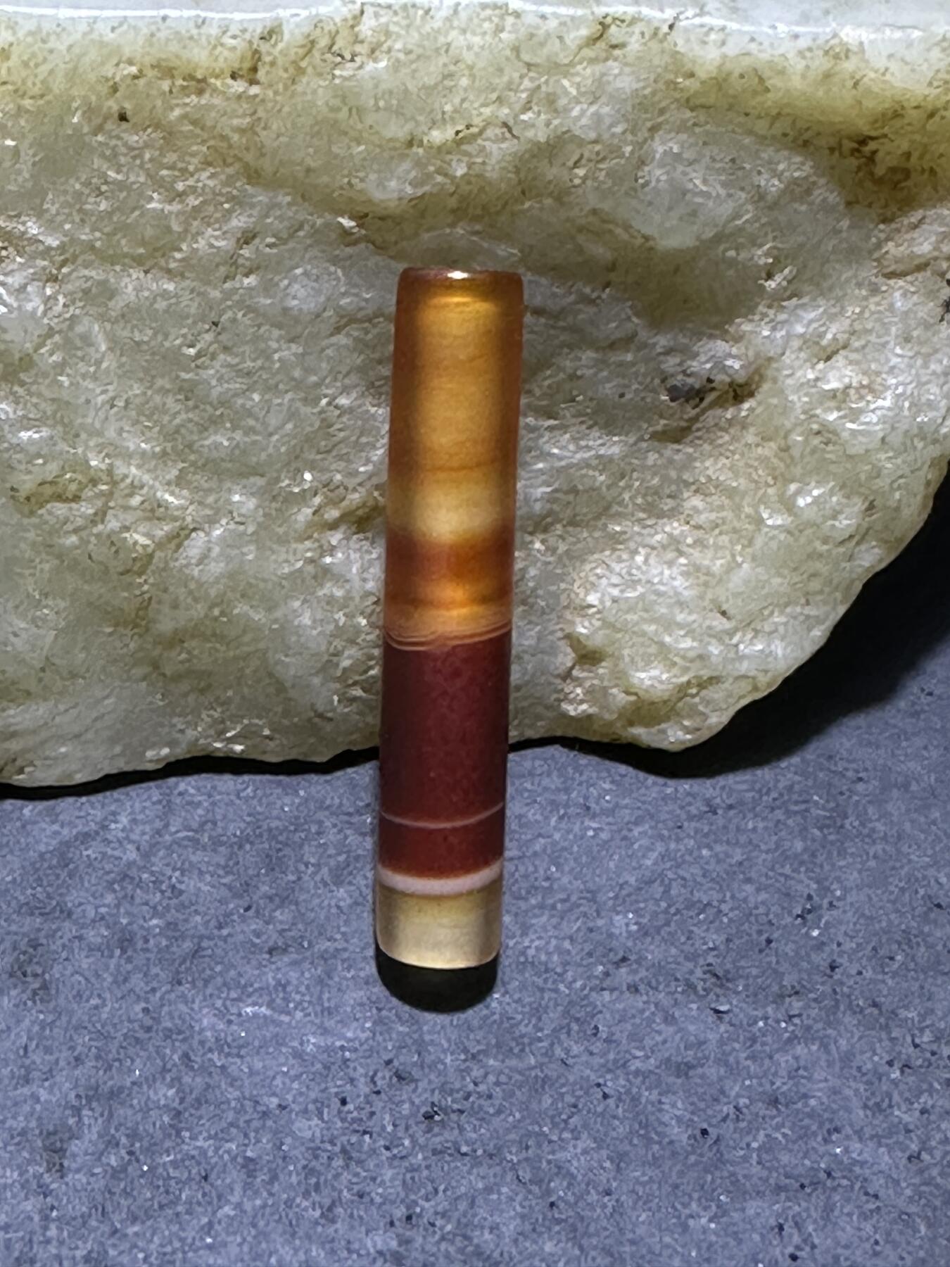 亚光高玉化玛瑙随形通货管珠一颗，