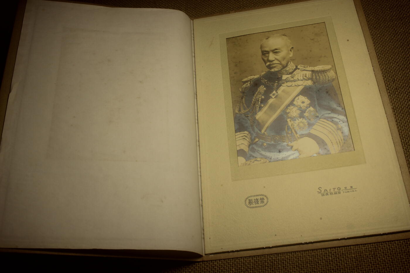 2025.2.17日系杂货小拍卖 《东乡圣将写真》，东乡平八郎礼服照片，非印刷写真贴，尺寸约A4大小，整体保存完好