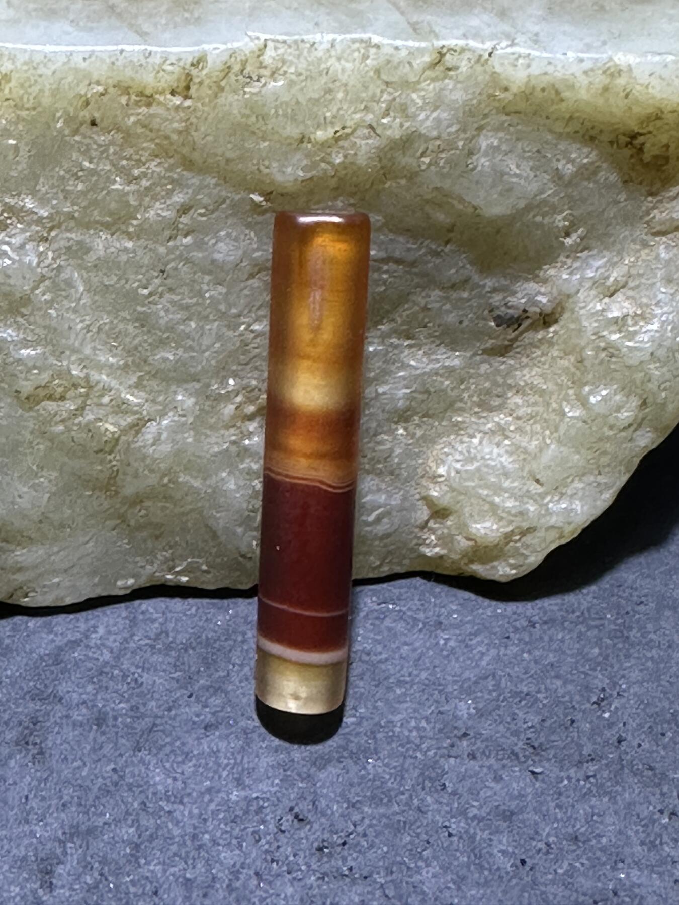亚光高玉化玛瑙随形通货管珠一颗，