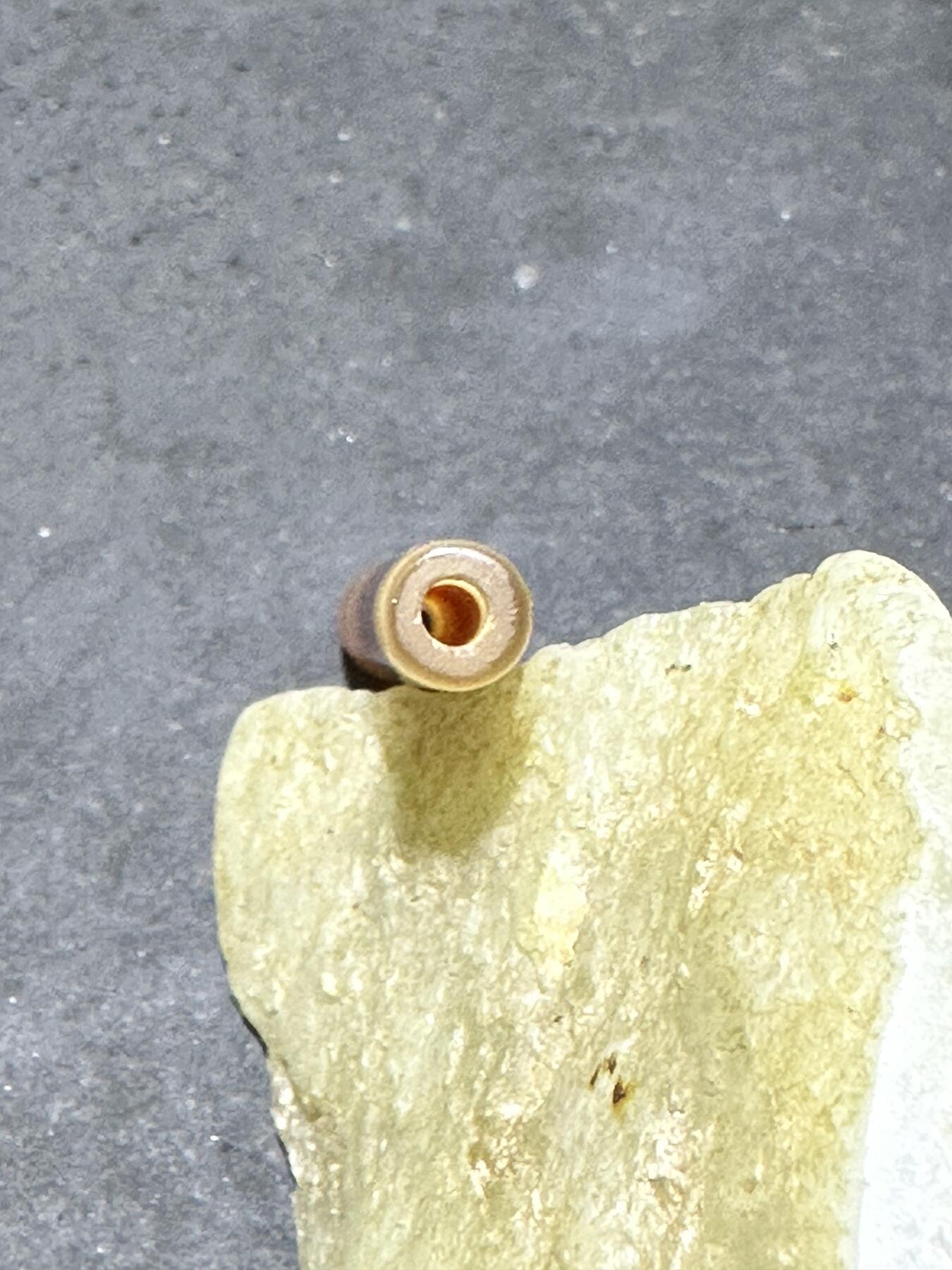 亚光高玉化玛瑙随形通货管珠一颗，
