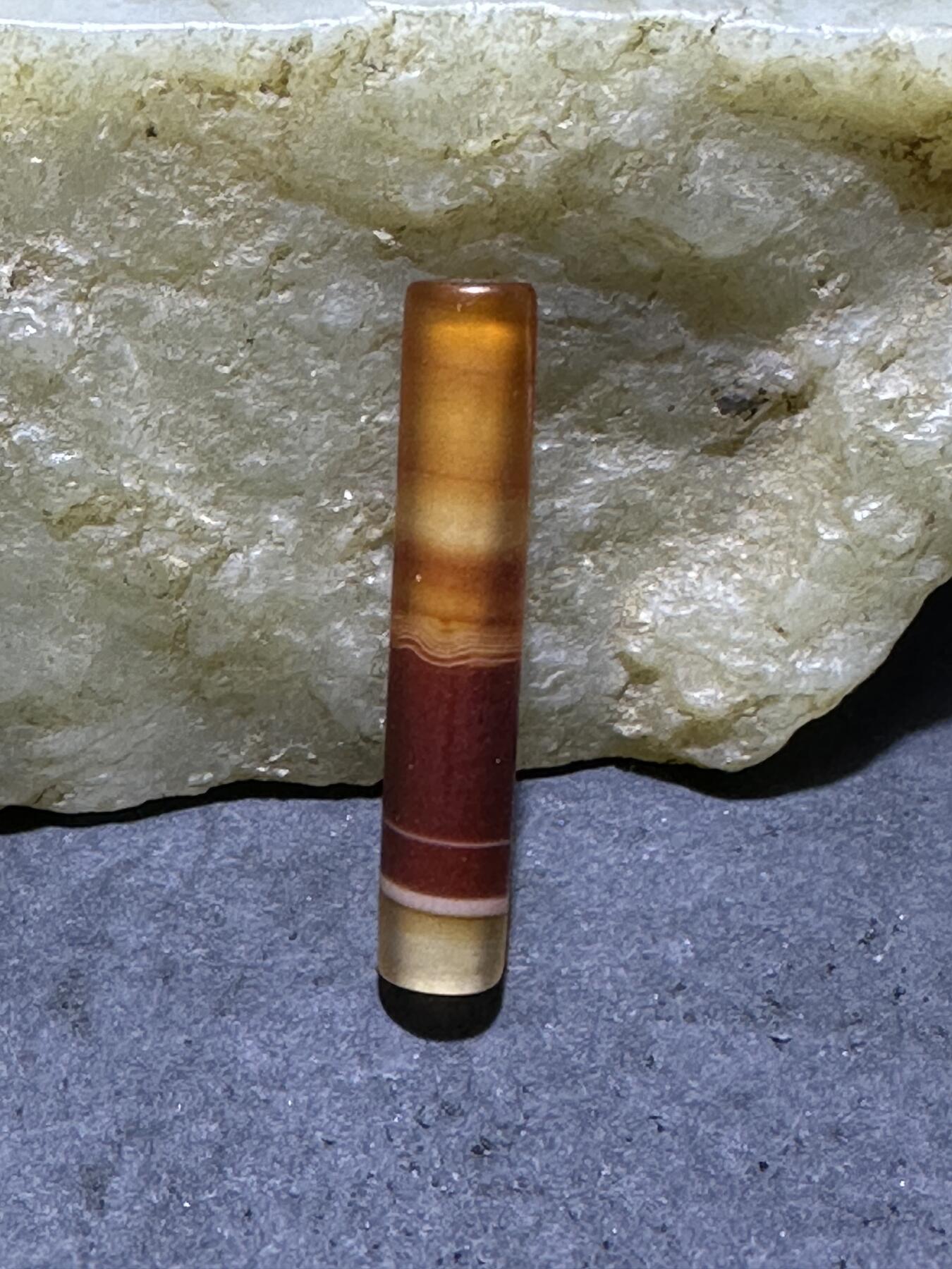 亚光高玉化玛瑙随形通货管珠一颗，