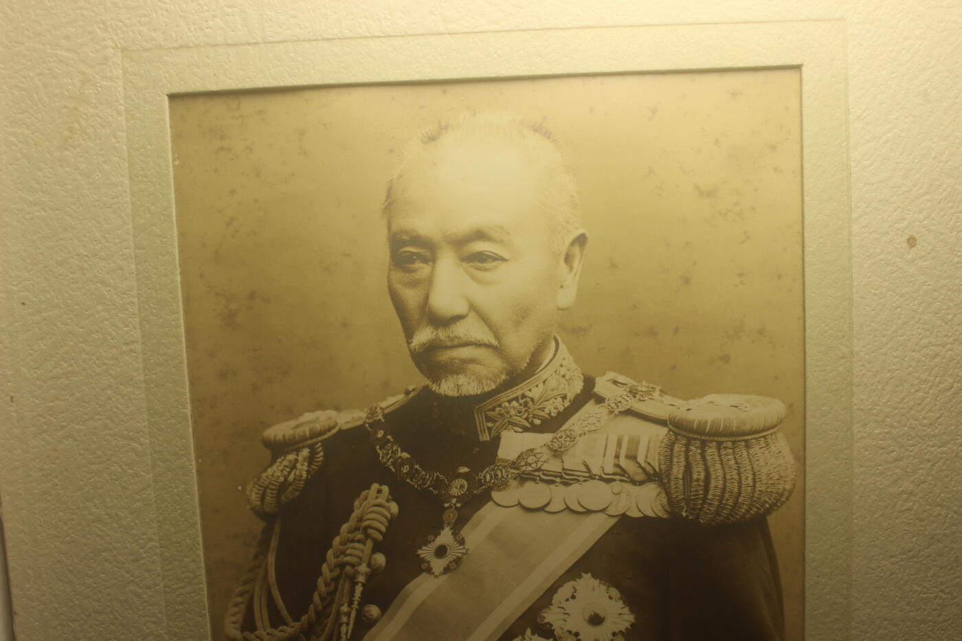 2025.2.17日系杂货小拍卖 《东乡圣将写真》，东乡平八郎礼服照片，非印刷写真贴，尺寸约A4大小，整体保存完好