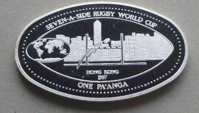 【币将精彩】世界钱币拍卖（2025-11-12） - 汤加1997年香港橄榄球赛异形银币  925银25克，椭圆形，有镜面瑕疵，品如图。