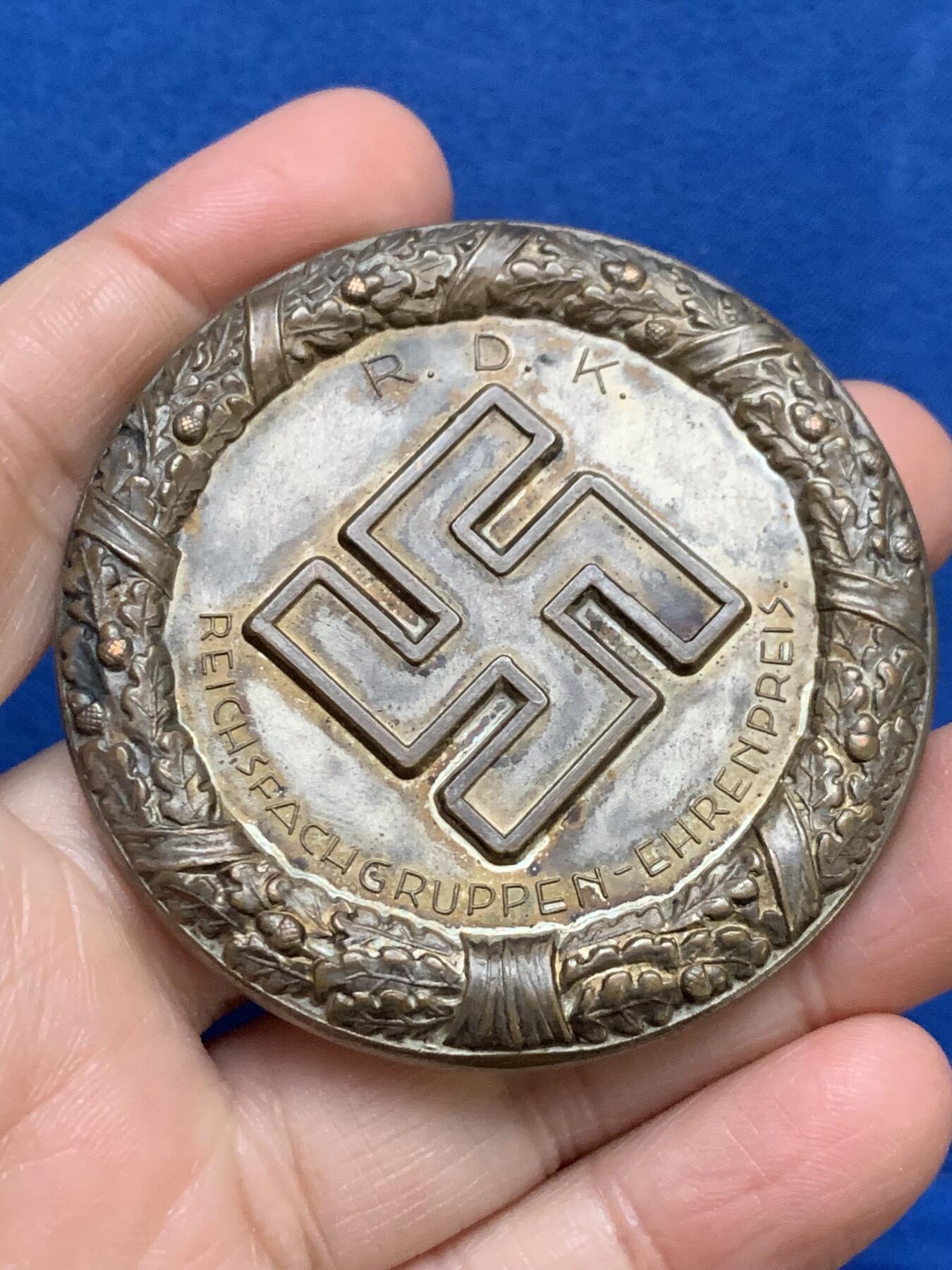 《竞宝斋》第354场 周日，周一，周二 3场连拍 （全场包邮） 德国 1934 莱比锡 镀银大铜章 直径约60.5mm 重约117克 超高浮雕 PCGS没有标号 所以没法入盒 稀少品种 2024年拍卖4200成交