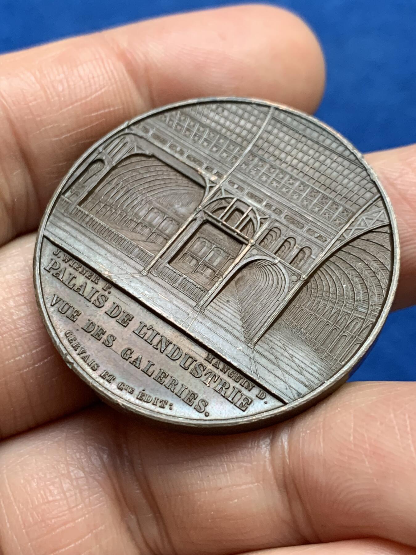 《竞宝斋》第353场 周日，周一，周二 3场连拍 （全场包邮） 法国1855年巴黎世博会纪念铜章 手指边铭 22.4克 36.9mm