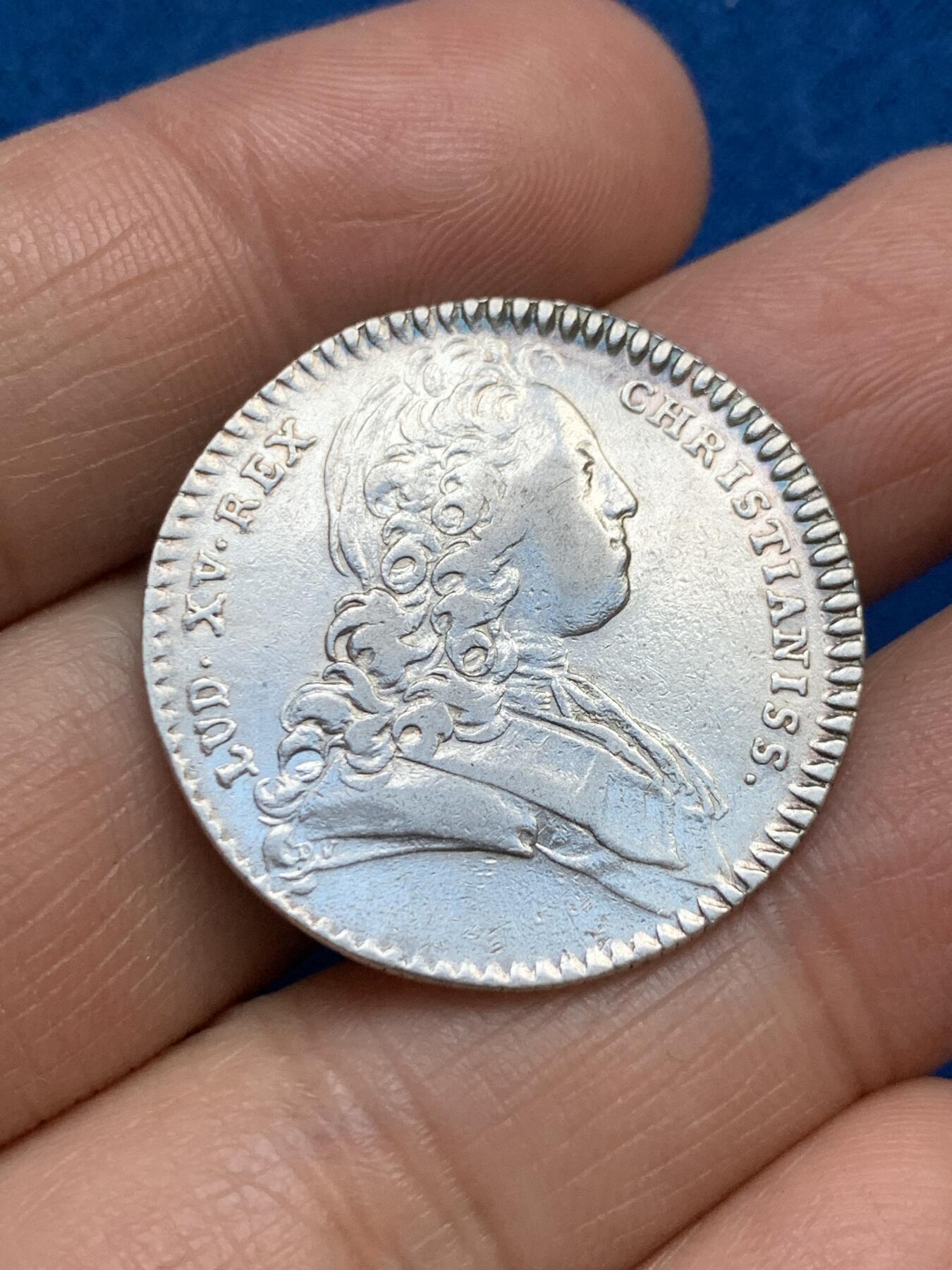 《竞宝斋》第353场 周日，周一，周二 3场连拍 （全场包邮） 法国1727路易十五圆形银代币 6.9克 29.2mm