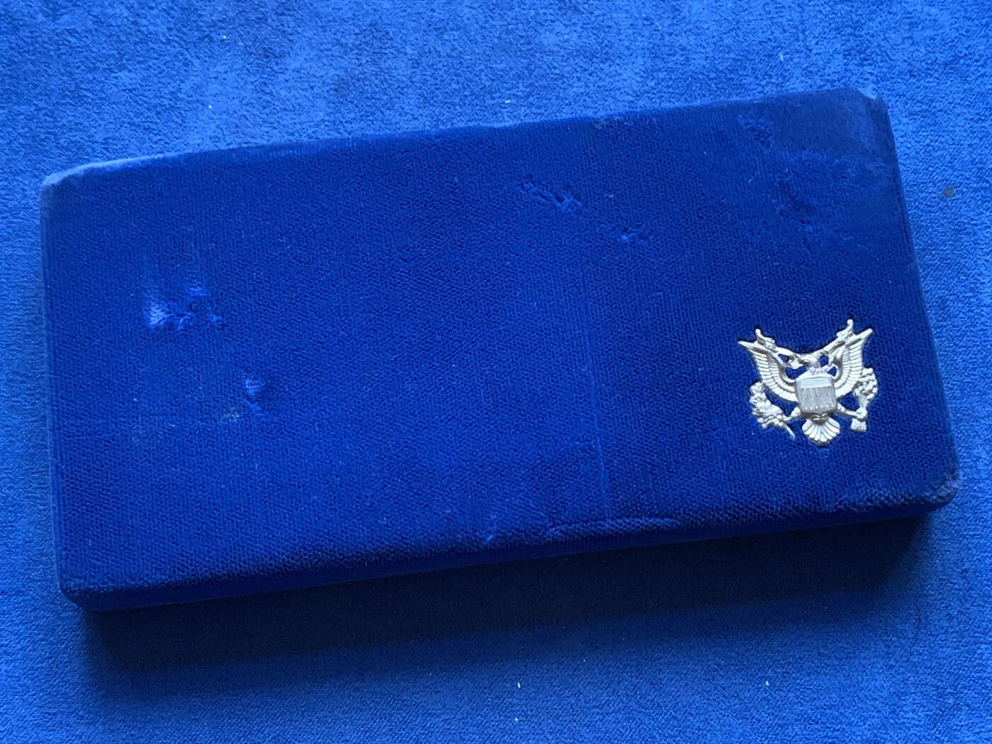 《竞宝斋》第353场 周日，周一，周二 3场连拍 （全场包邮） 美国1986年纪念自由女神像建成100周年精制银币套装。银币正面为庄严肃穆自由女神像，银币反面为自由女神像的火炬以及诗歌《新巨人》中的文字。 半美元铜镍币正面为纽约的天际线，自由女神像举起手臂，迎接一艘驶向纽约的班轮，太阳从东方升起，寓意着新世界新生活的开始。背面图案源自埃利斯岛上等待前往纽约的移民照片，反映了自由女神像作为移民希望象征的意义。