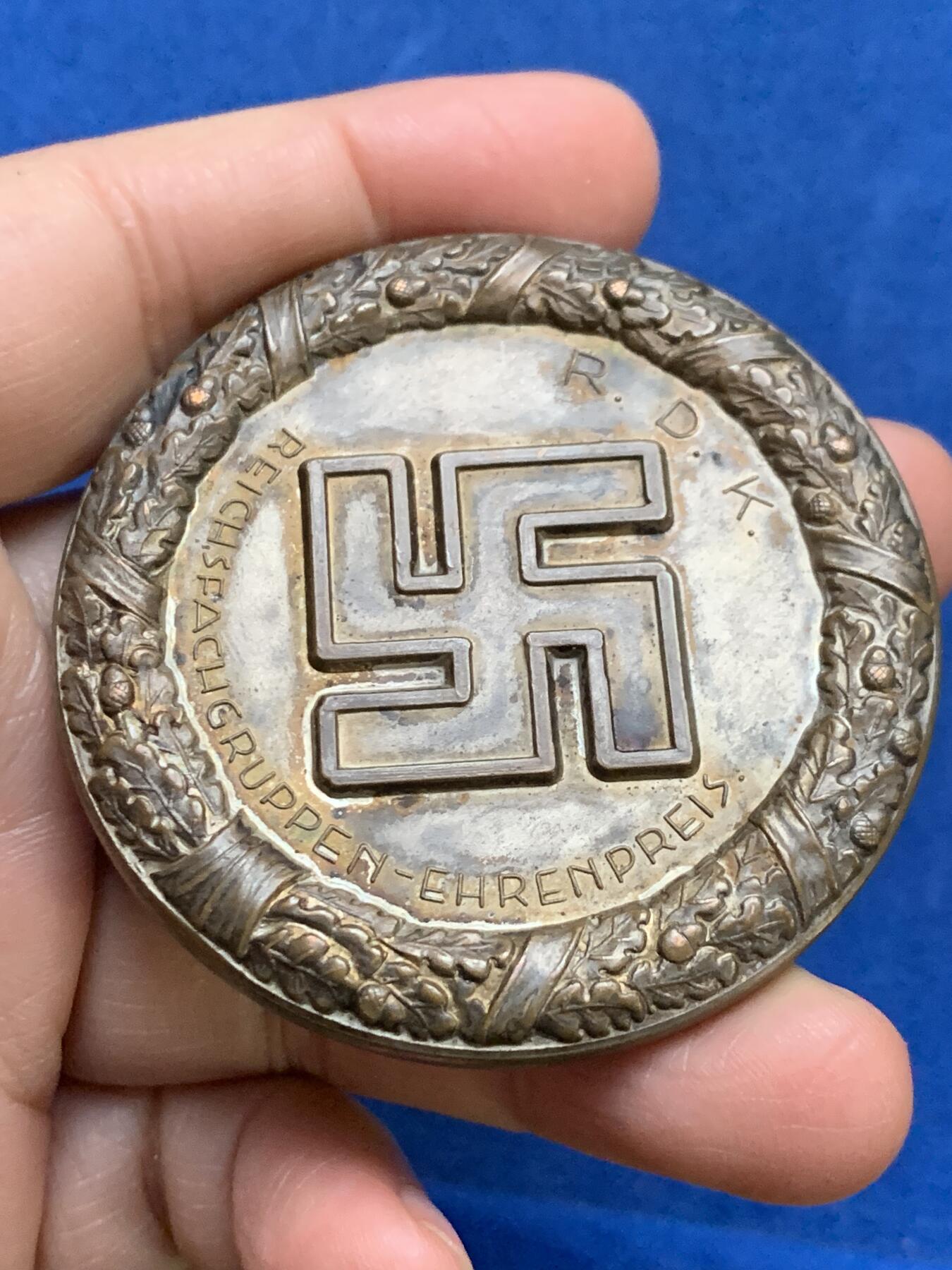 《竞宝斋》第354场 周日，周一，周二 3场连拍 （全场包邮） 德国 1934 莱比锡 镀银大铜章 直径约60.5mm 重约117克 超高浮雕 PCGS没有标号 所以没法入盒 稀少品种 2024年拍卖4200成交