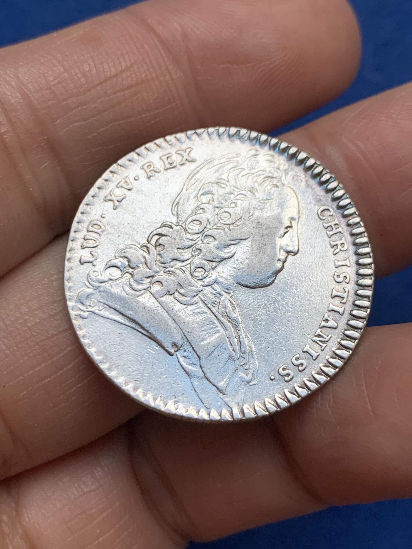 《竞宝斋》第353场 周日，周一，周二 3场连拍 （全场包邮） 法国1727路易十五圆形银代币 6.9克 29.2mm