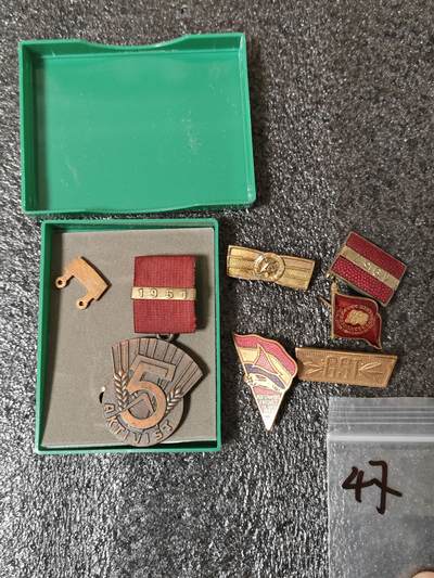 Rimey Holidays韵星假日拍卖第九期 东德专场（本场为限时拍卖）-- Rimey Holidays Auction 9 DDR Special - 1951年5年建设突出贡献奖章+西班牙国际纵队老兵纪念证章+统一社会党证章+gst略+略