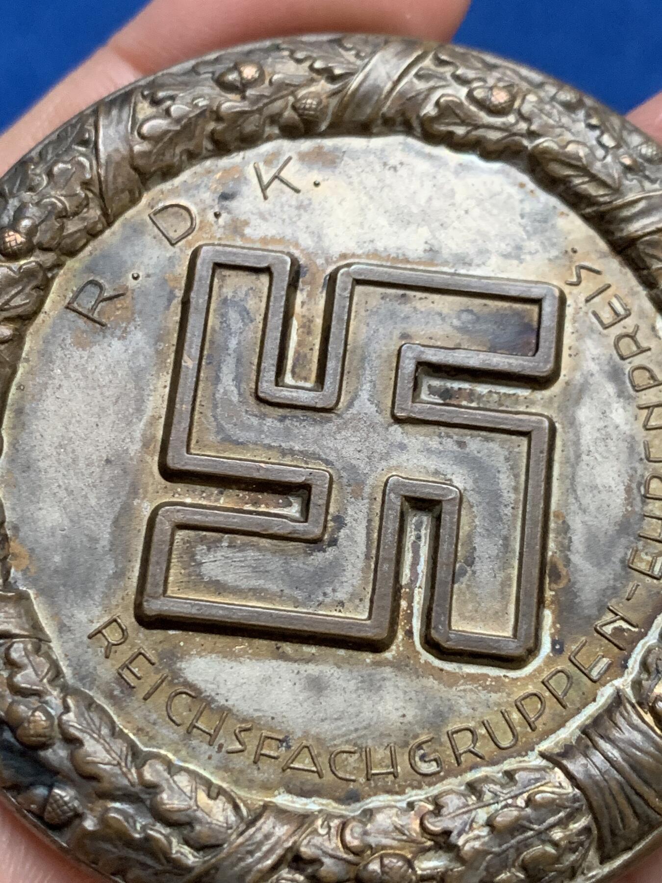 《竞宝斋》第354场 周日，周一，周二 3场连拍 （全场包邮） 德国 1934 莱比锡 镀银大铜章 直径约60.5mm 重约117克 超高浮雕 PCGS没有标号 所以没法入盒 稀少品种 2024年拍卖4200成交