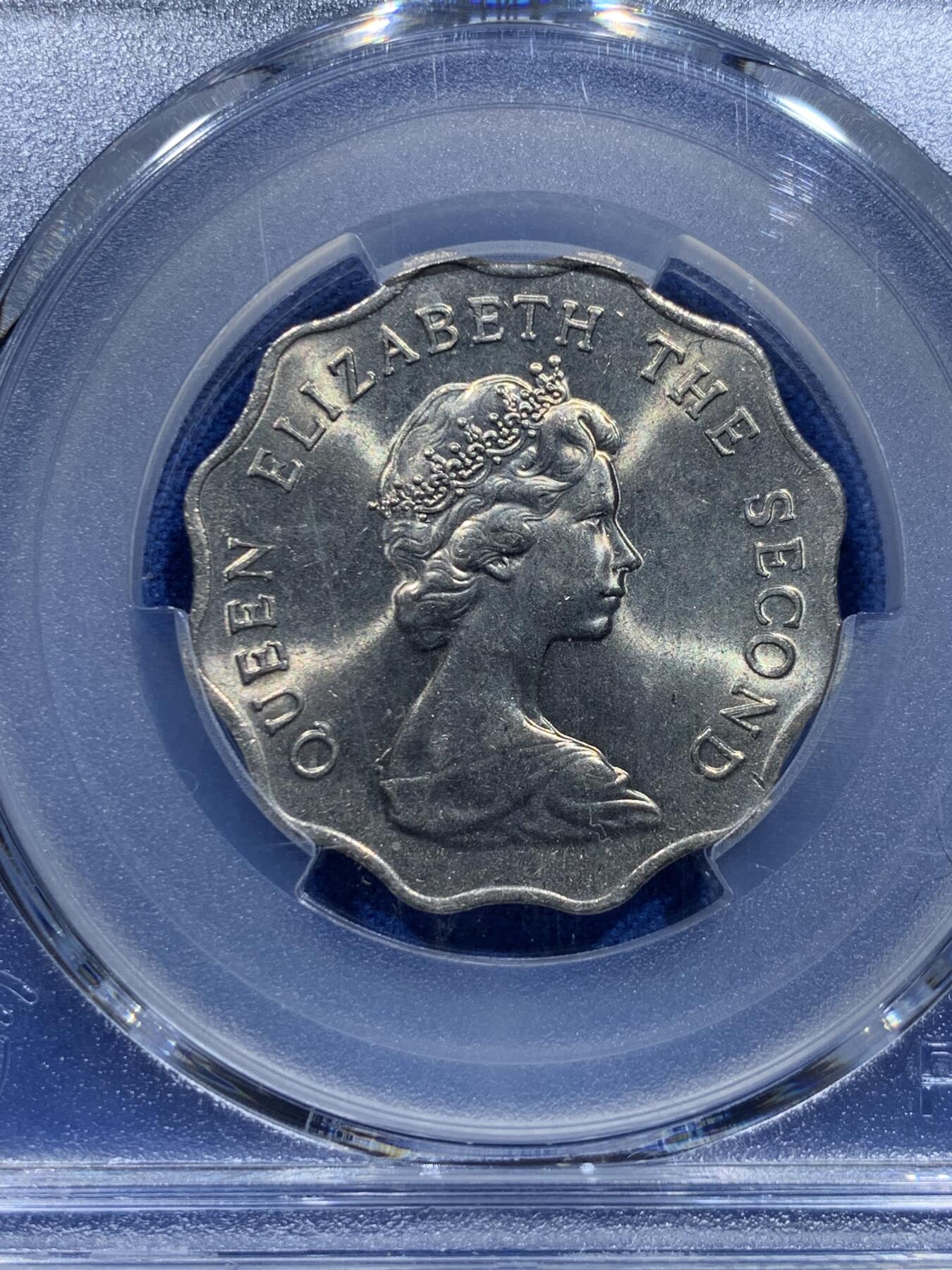 《竞宝斋》第353场 周日，周一，周二 3场连拍 （全场包邮） PCGS MS65 香港1975年伊丽莎白二世2元，少见波浪形设计，此品种普遍工艺差，出65分不易！