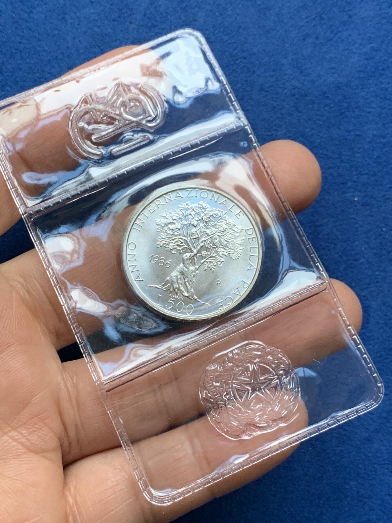 《竞宝斋》第353场 周日，周一，周二 3场连拍 （全场包邮） 意大利 1986年 和平之树 500里拉 银币 册装带证书