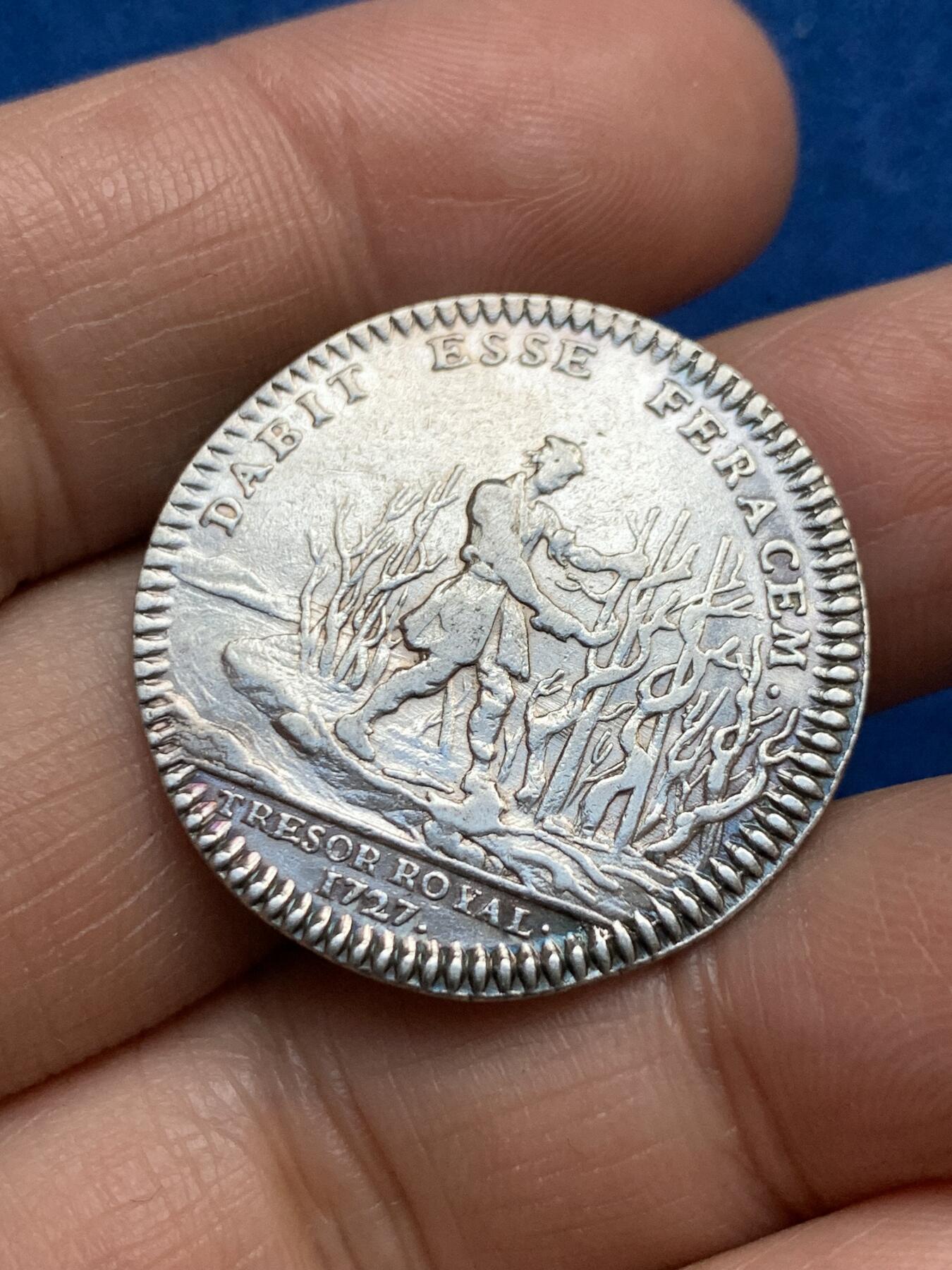 《竞宝斋》第353场 周日，周一，周二 3场连拍 （全场包邮） 法国1727路易十五圆形银代币 6.9克 29.2mm