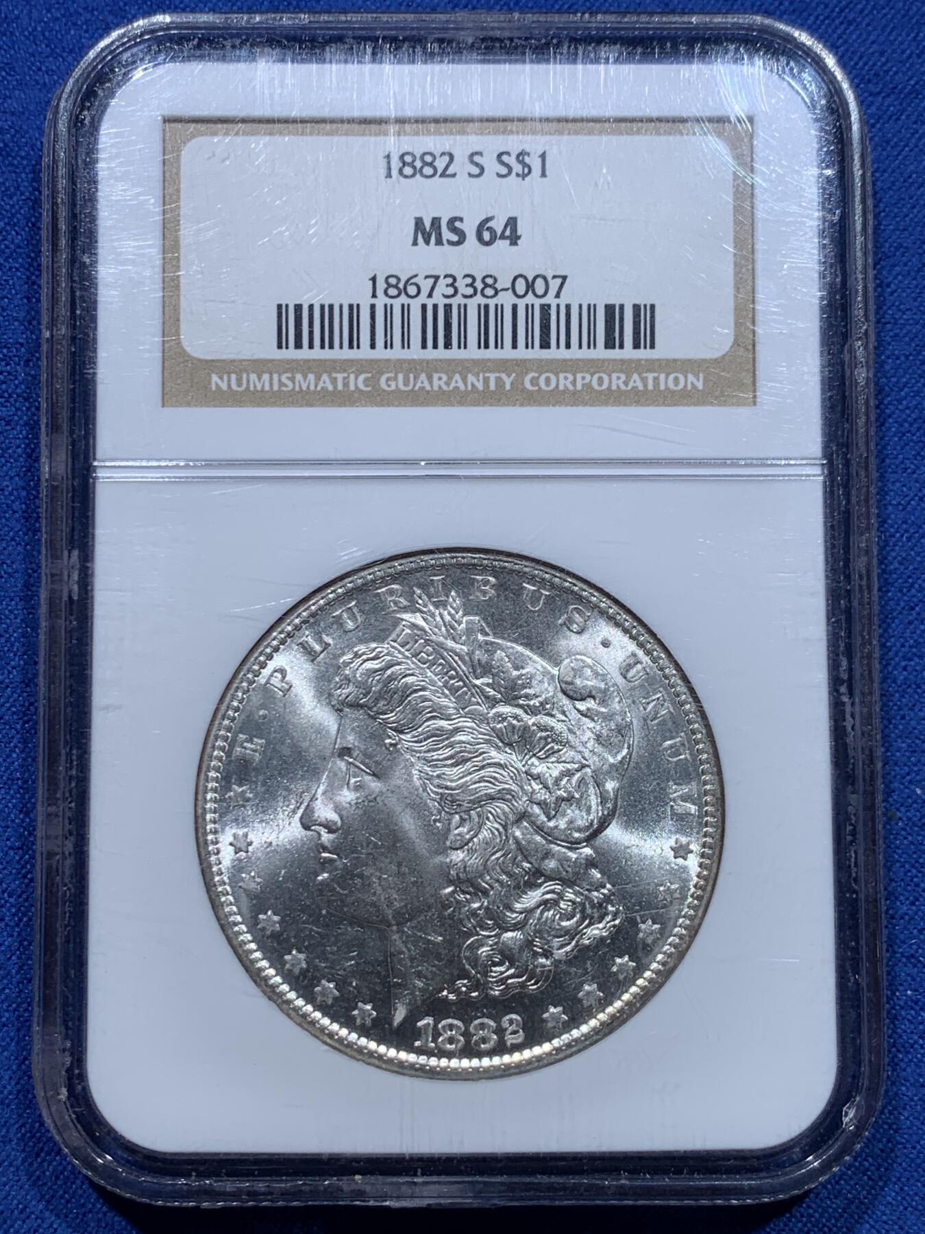 《竞宝斋》第353场 周日，周一，周二 3场连拍 （全场包邮） NGC MS64 美国1882年1美元摩根银币，S厂出品，光度好，老盒。