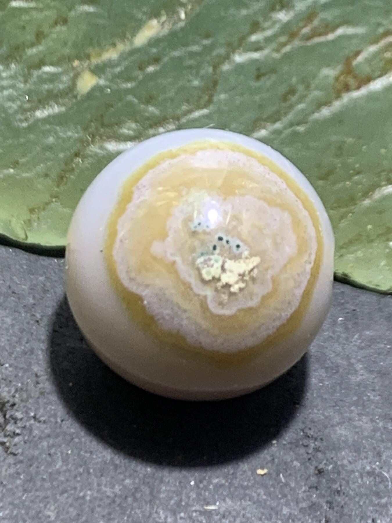 天然绿草玛瑙通货天眼小圆珠一颗，