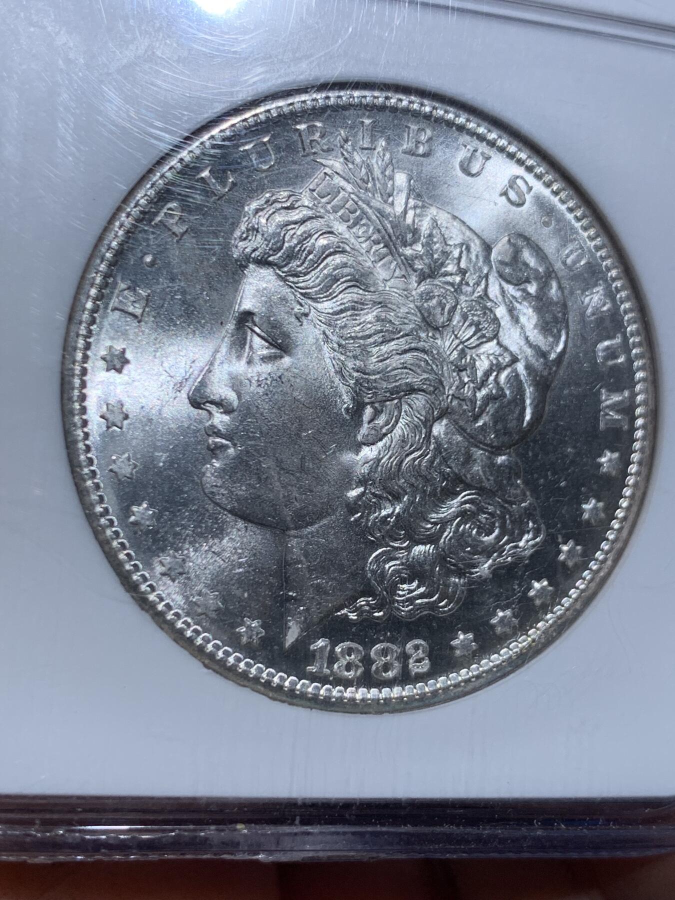 《竞宝斋》第353场 周日，周一，周二 3场连拍 （全场包邮） NGC MS64 美国1882年1美元摩根银币，S厂出品，光度好，老盒。