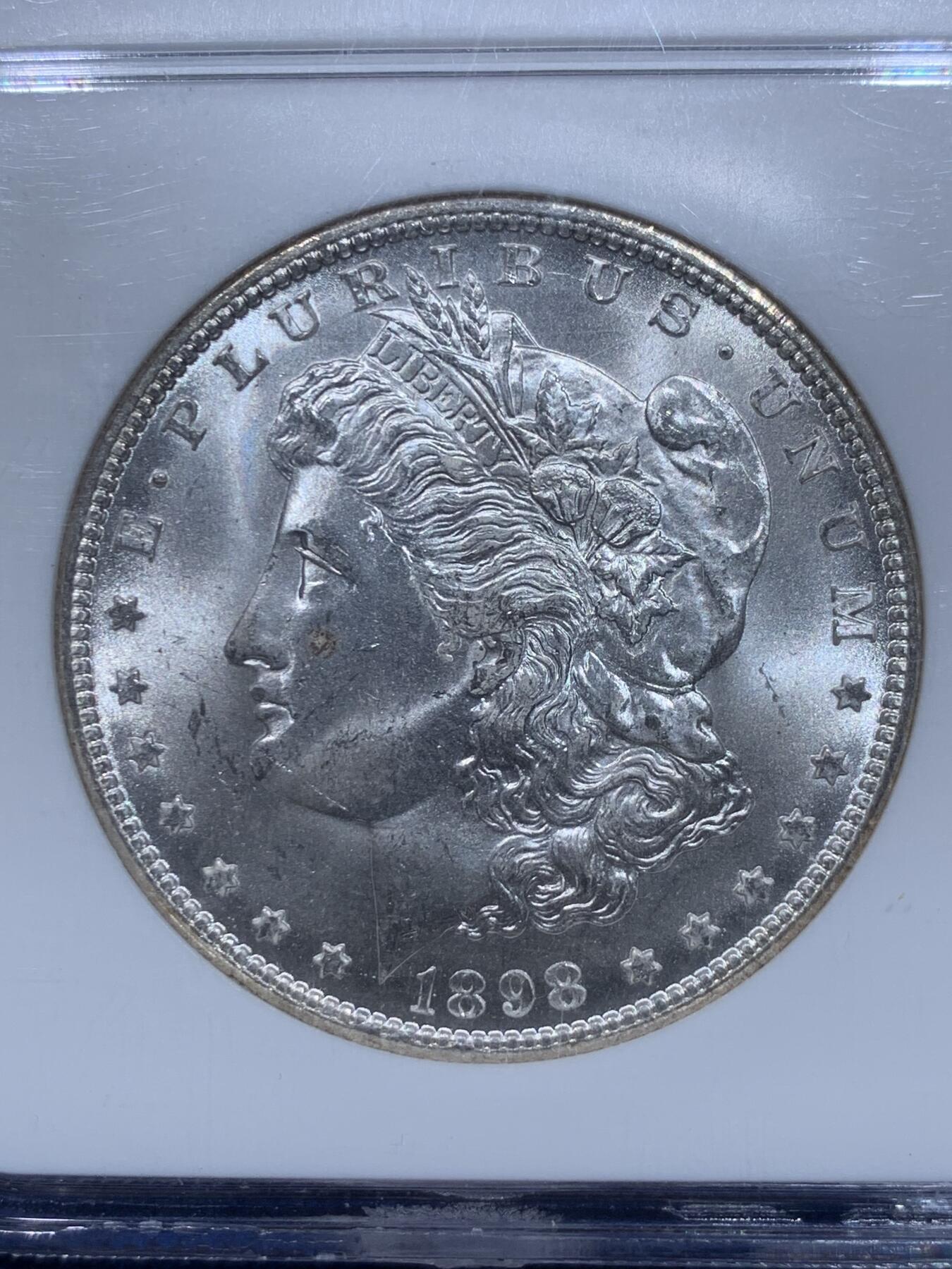 《竞宝斋》第354场 周日，周一，周二 3场连拍 （全场包邮） NGC MS64 美国1898年O版摩根银币，老盒严评，转光好品。
