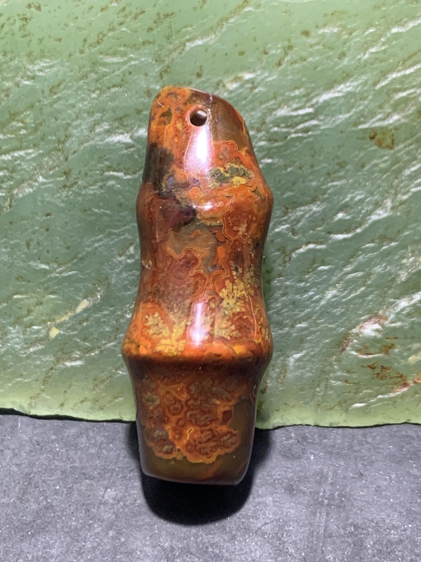 精美高润度草花纹战国红玛瑙雕刻竹节吊坠一个，