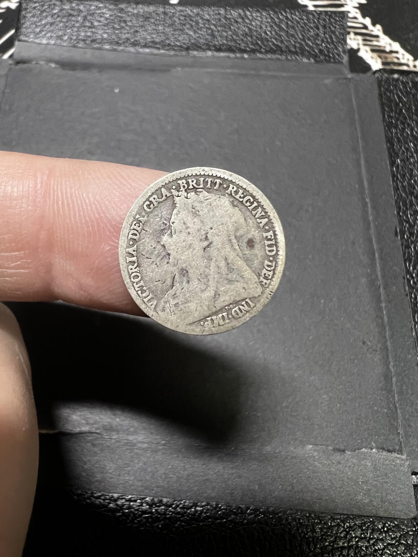 聚福钱庄~世界钱币第一期 新店开业 全场包邮 欢迎参拍 英国维多利亚女王披纱3便士银币 高银版