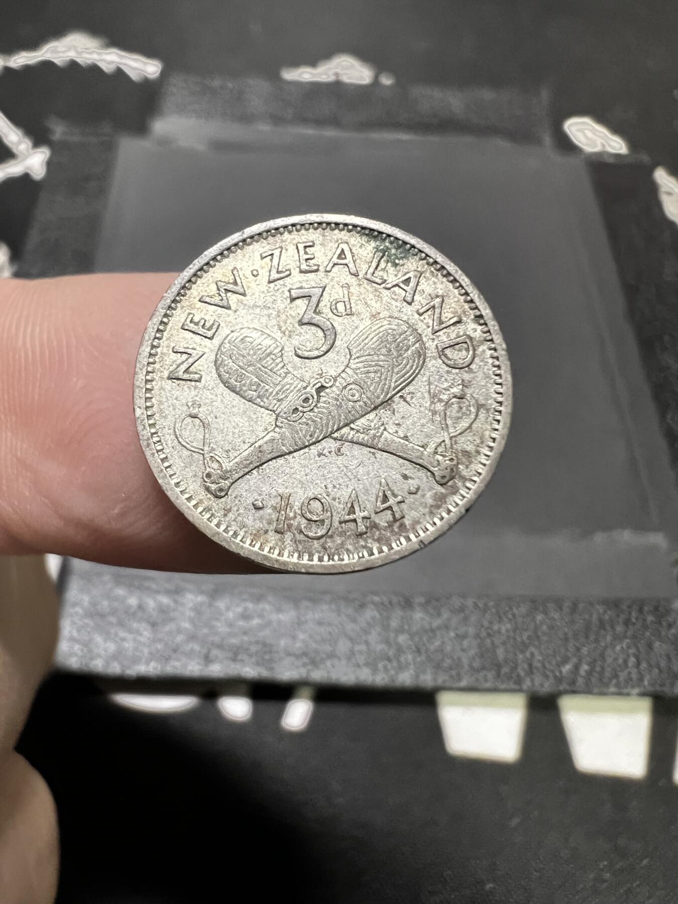 聚福钱庄~世界钱币第一期 新店开业 全场包邮 欢迎参拍 新西兰1944年3便士银币 