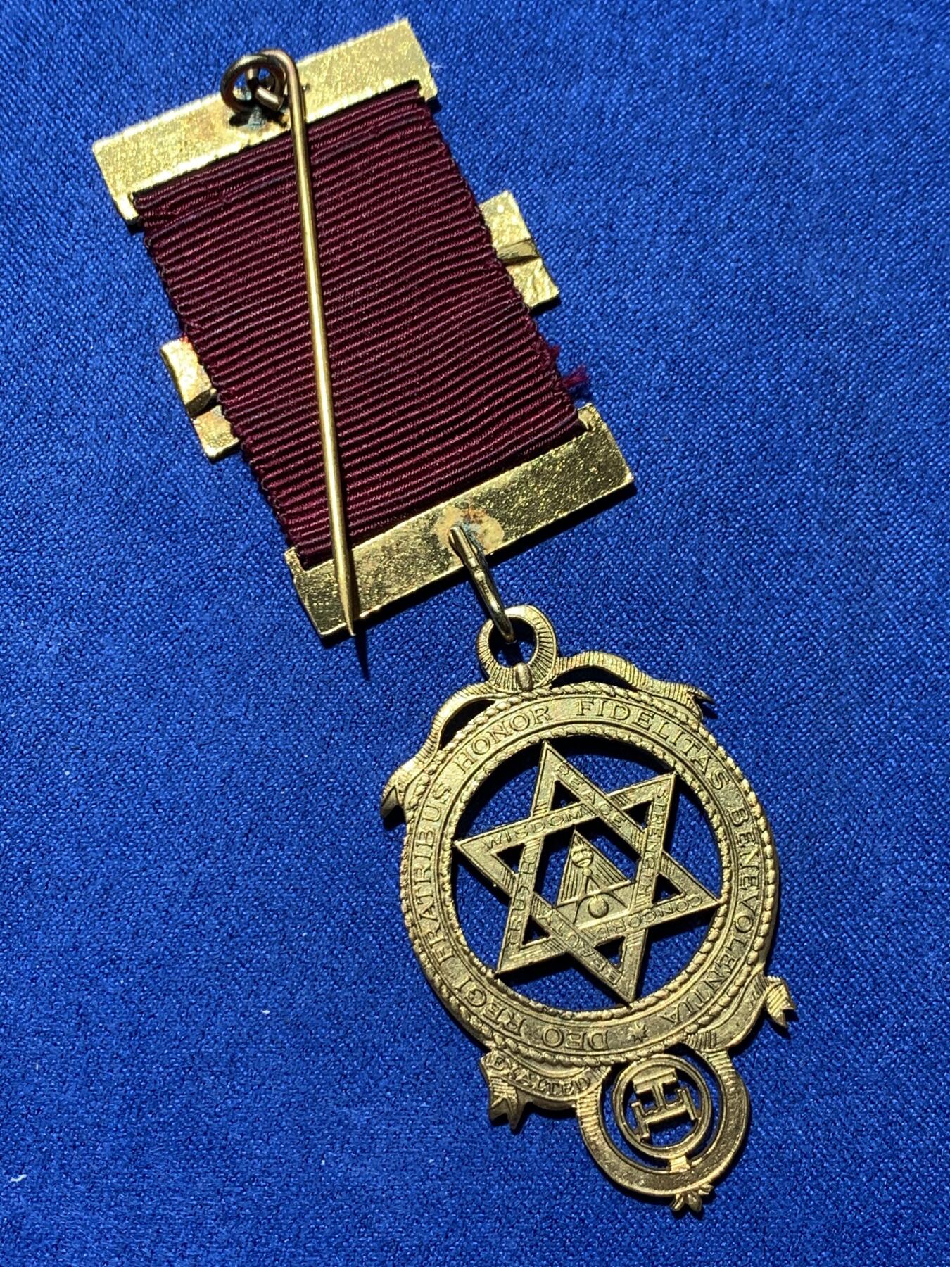 《竞宝斋》第354场 周日，周一，周二 3场连拍 （全场包邮） 英国皇家共济会奖章 铜镀金 总重18.9克