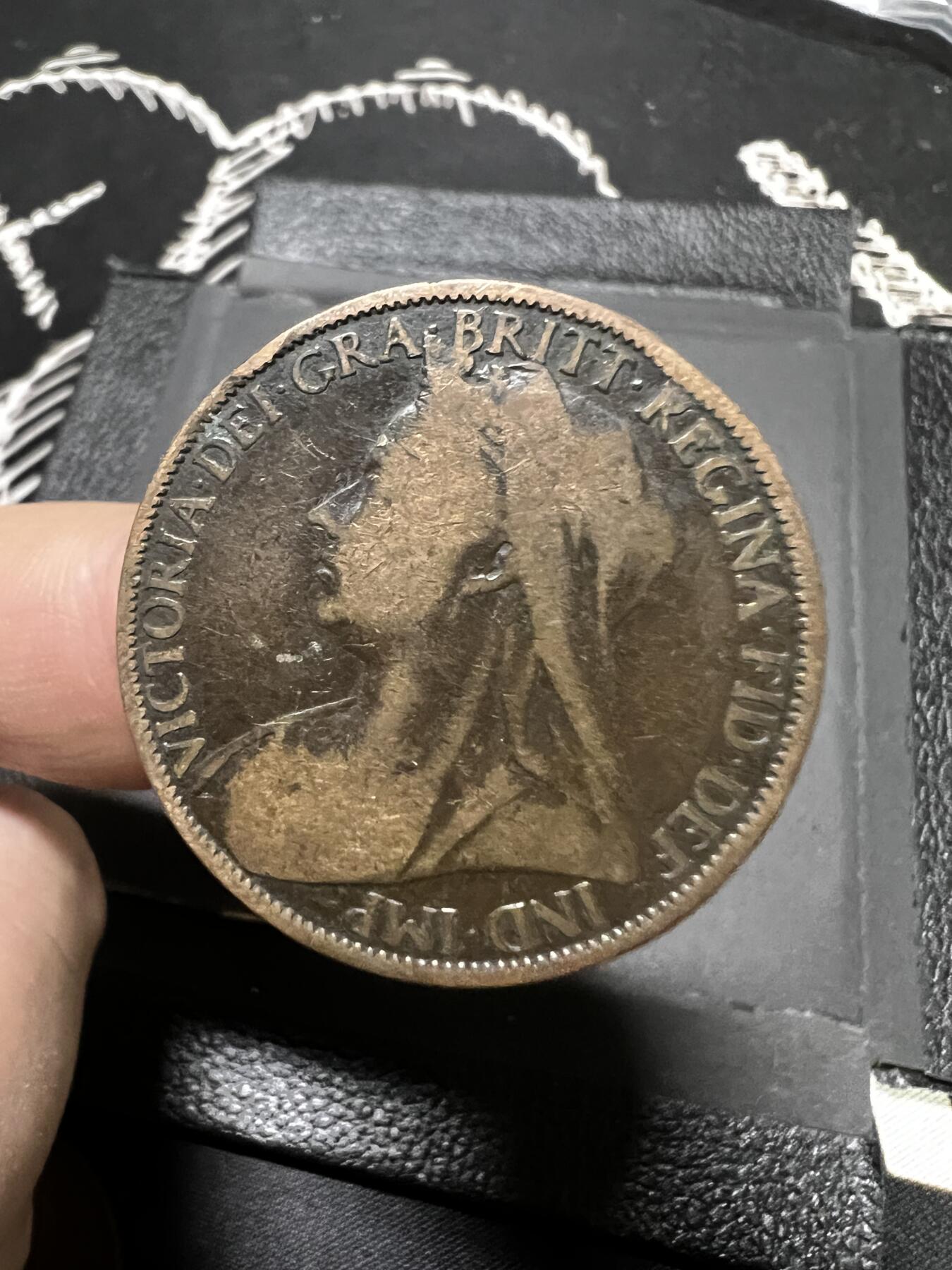 聚福钱庄~世界钱币第一期 新店开业 全场包邮 欢迎参拍 英国1900年维多利亚披纱1便士大铜币