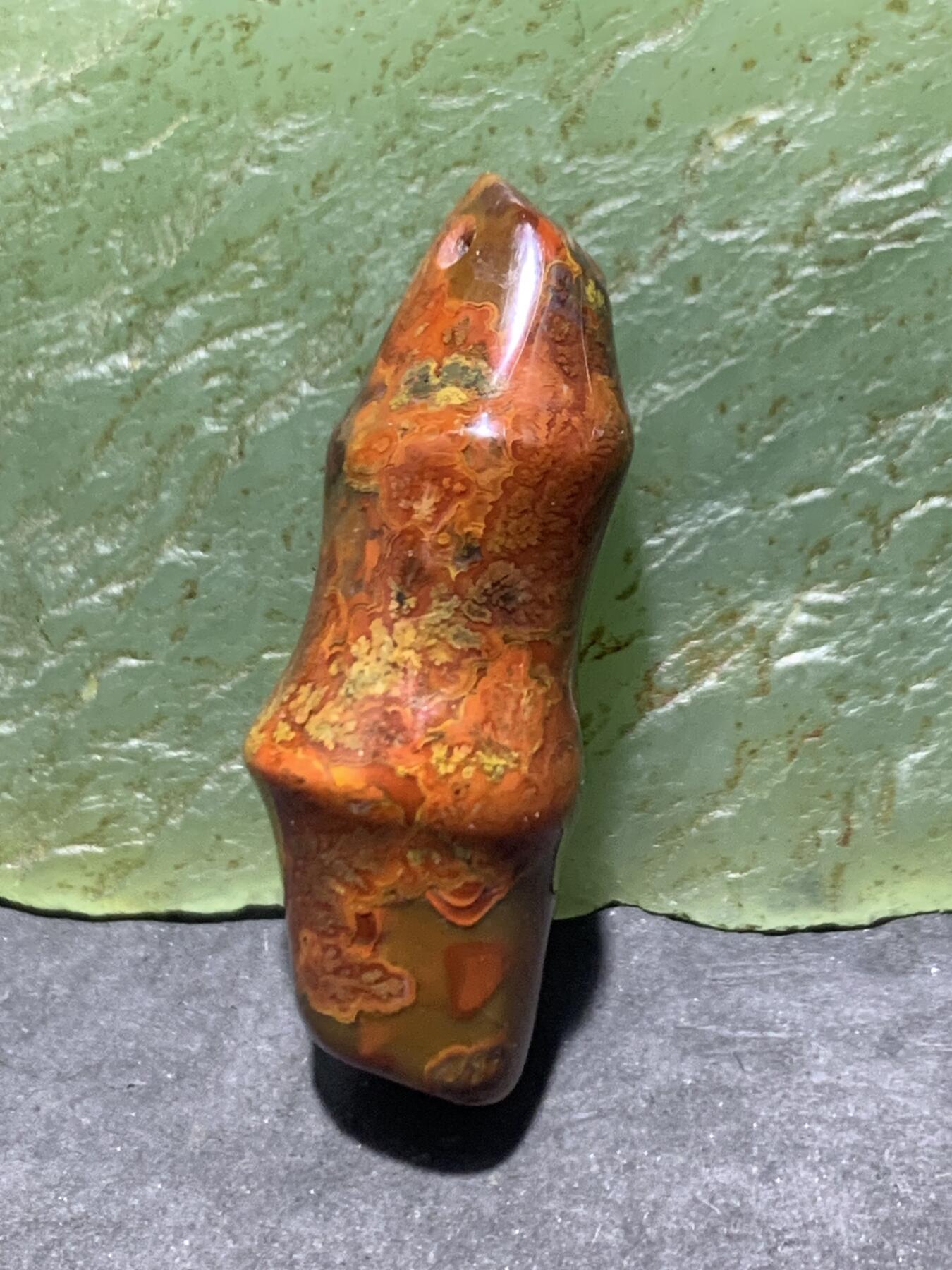 精美高润度草花纹战国红玛瑙雕刻竹节吊坠一个，