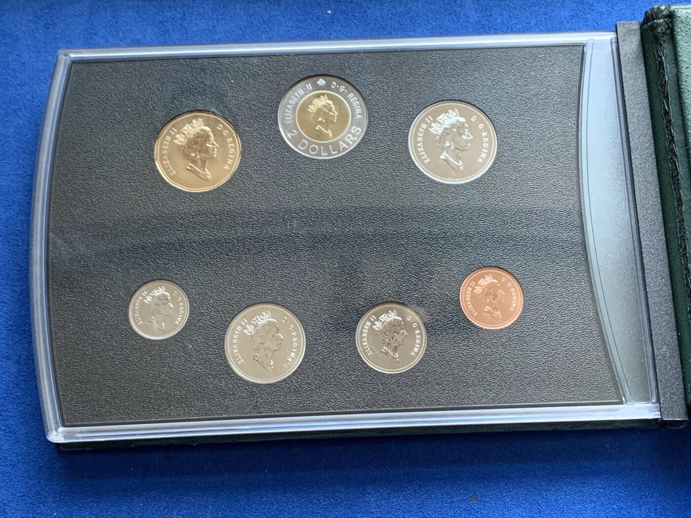 《竞宝斋》第354场 周日，周一，周二 3场连拍 （全场包邮） 加拿大 2000年 Specimen set 7枚套装 盒证齐全 SP set工艺有点像反精制 非常精美 很少见 外壳时间久远了有点掉皮