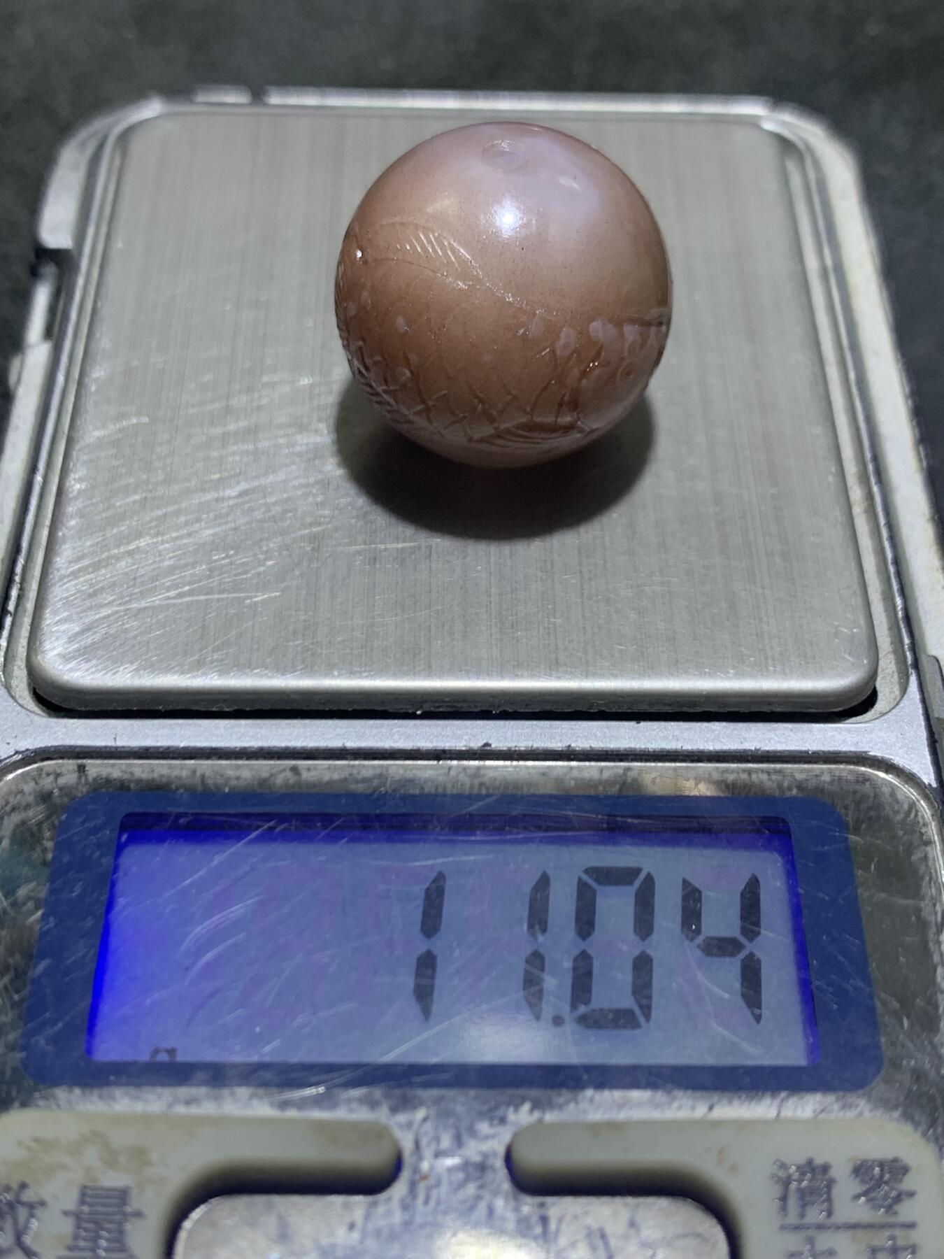 精美冰粉紫罗兰亚光战国红玛瑙手工俏色巧雕金龙鱼圆珠一个，