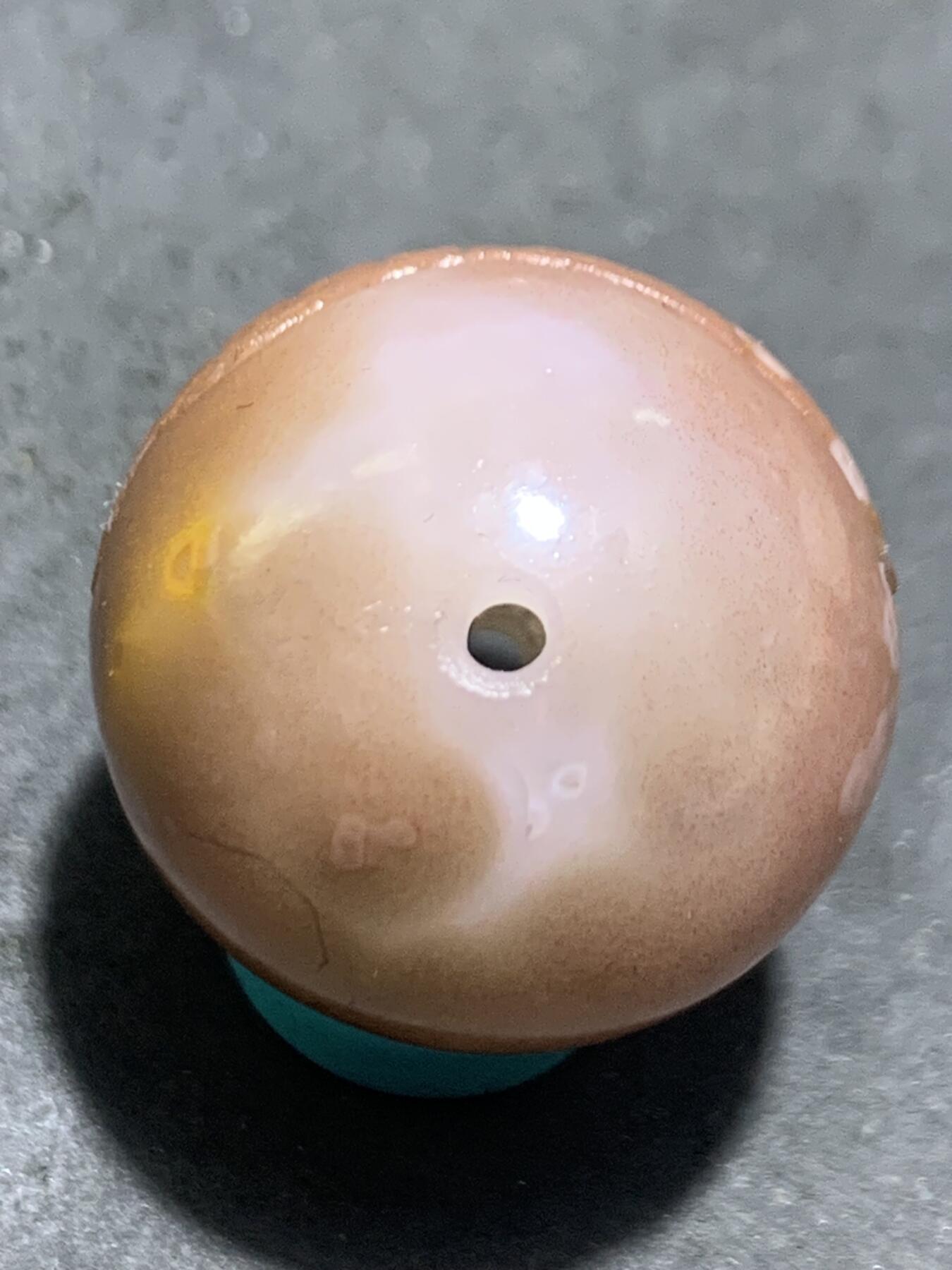 精美冰粉紫罗兰亚光战国红玛瑙手工俏色巧雕金龙鱼圆珠一个，