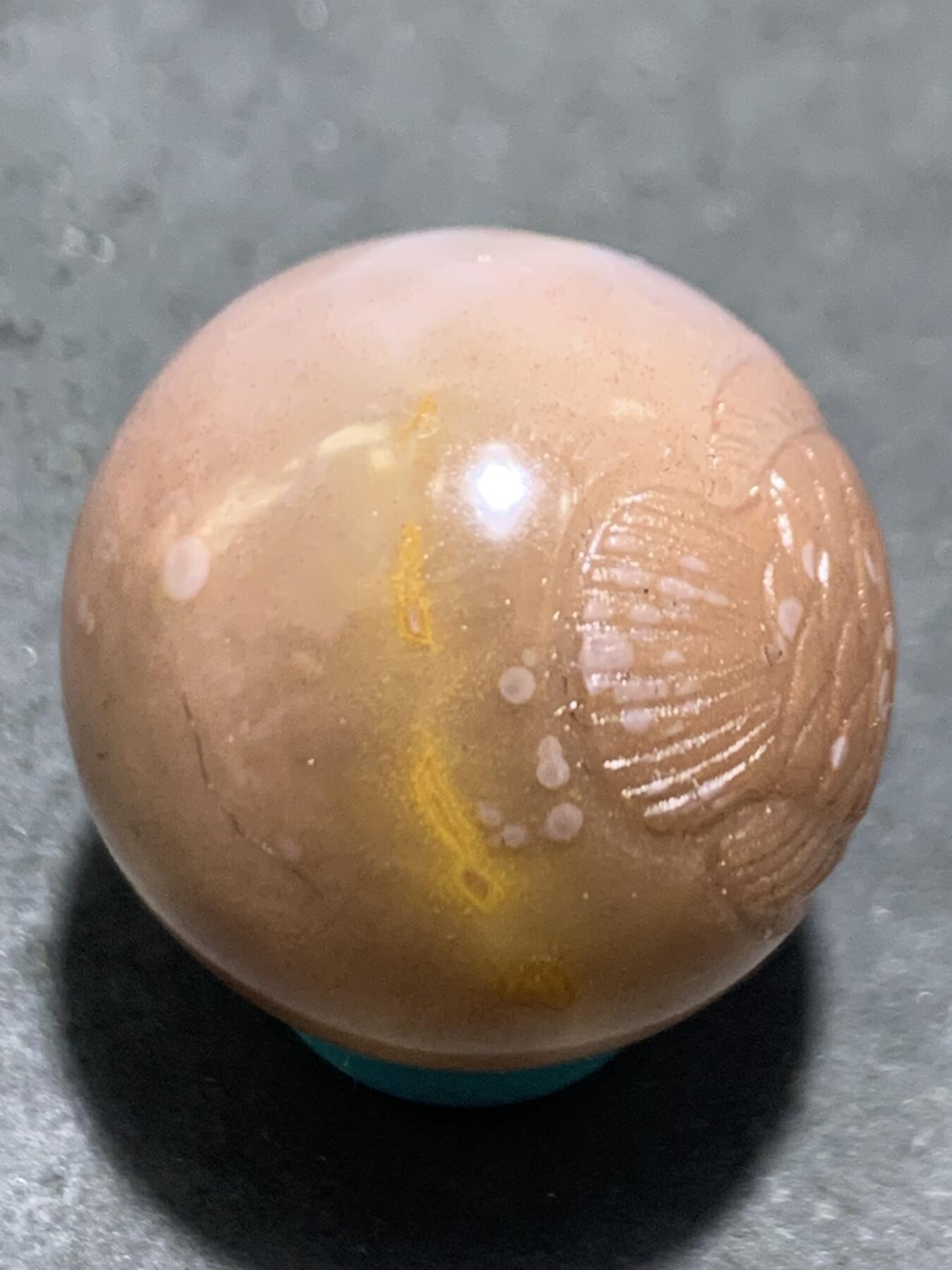 精美冰粉紫罗兰亚光战国红玛瑙手工俏色巧雕金龙鱼圆珠一个，