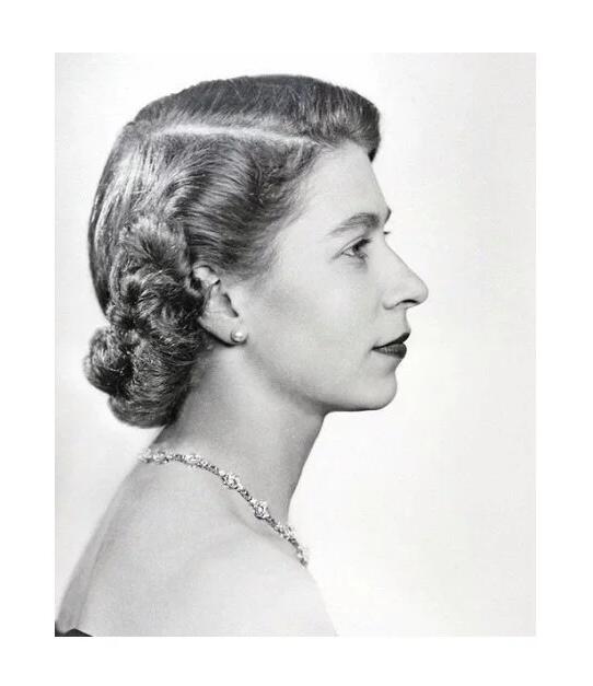 英国1967年 伊丽莎白青年像+海神镀金彩色纪念币 31MM 