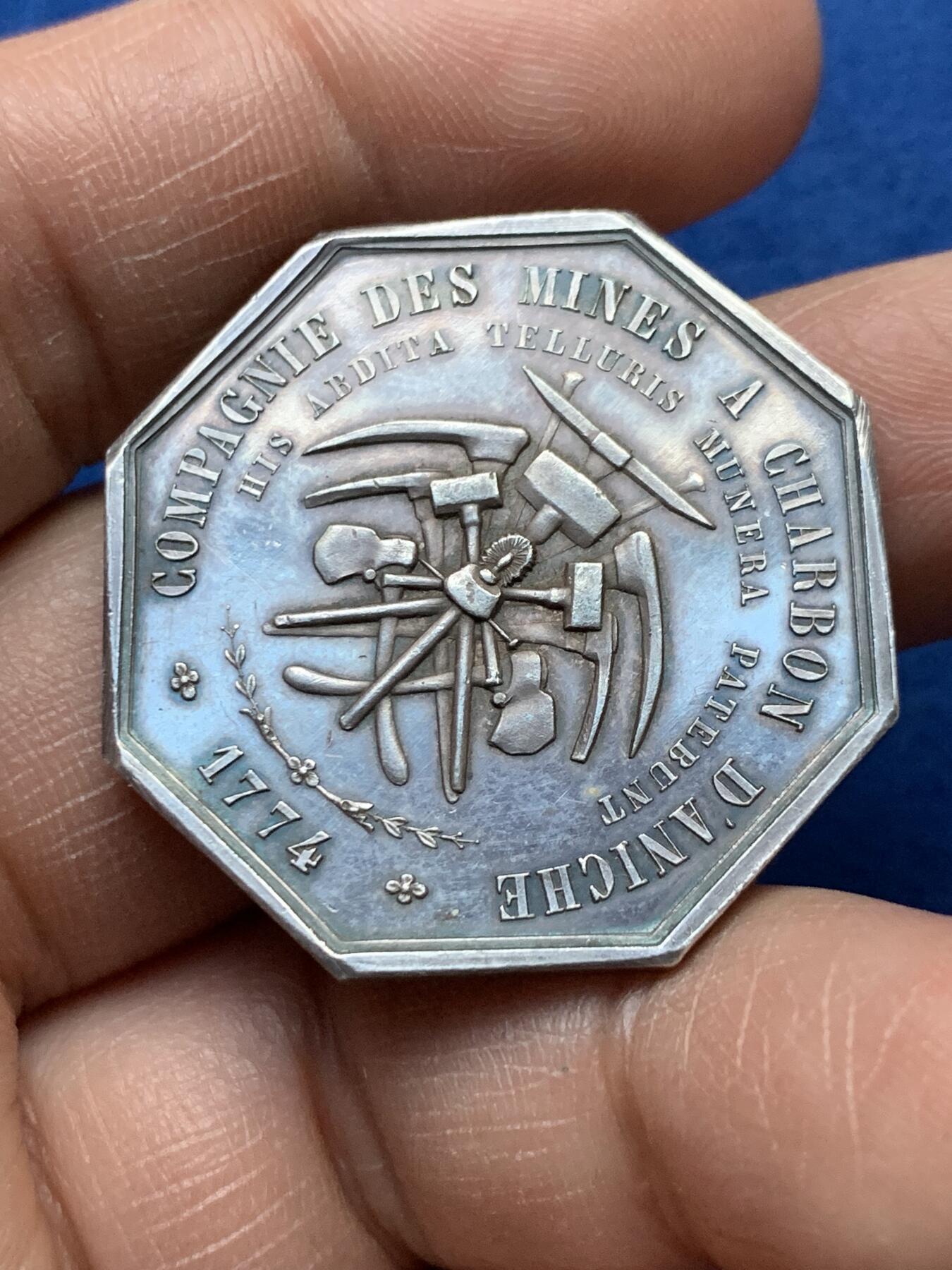 《竞宝斋》第355场 周日，周一，周二 3场连拍 （全场包邮） 法国矿业公司八角银代币 手指银标 18.8克 33.9mm