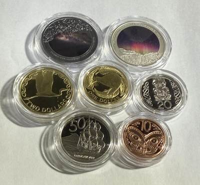 S&S Numismatic世界钱币-拍卖 第105期  - 新西兰2024年 查尔斯三世头像 7枚精制套币官方卡币（含2枚半盎司彩色银币，黑暗的天空和明亮的天空，对应的是一枚白色亮光银币与一枚黑色哑光银币） 发行量750套