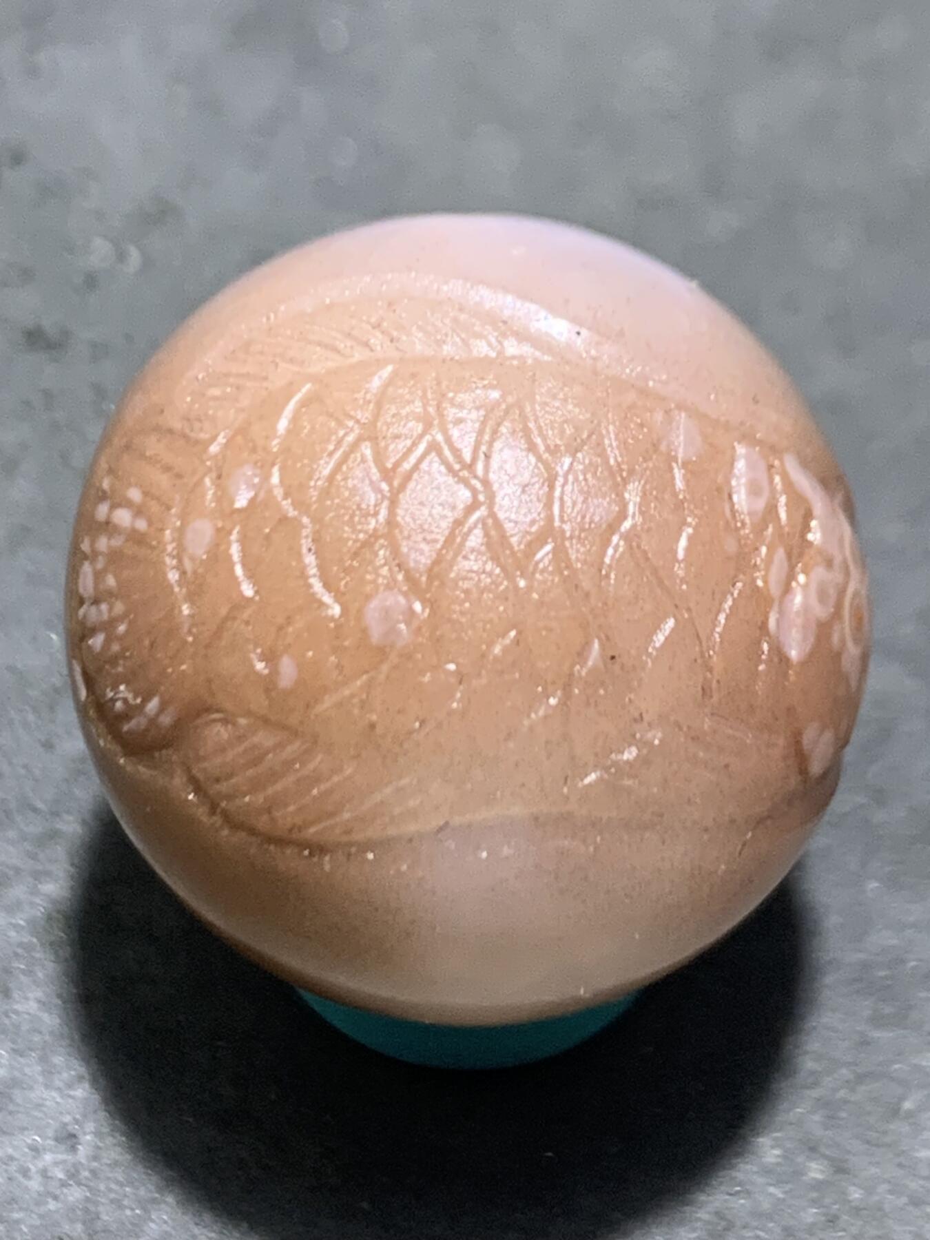 精美冰粉紫罗兰亚光战国红玛瑙手工俏色巧雕金龙鱼圆珠一个，