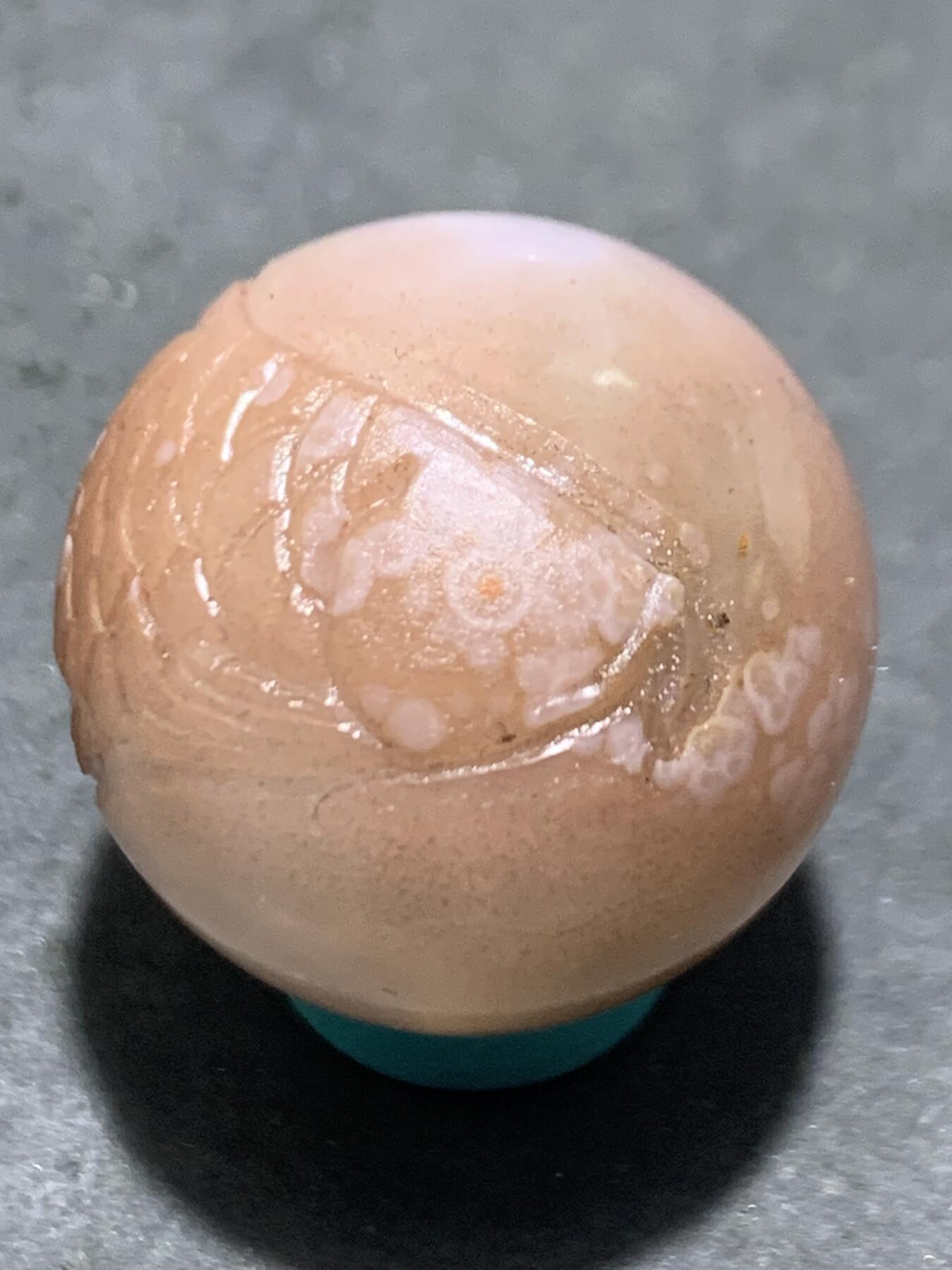 精美冰粉紫罗兰亚光战国红玛瑙手工俏色巧雕金龙鱼圆珠一个，